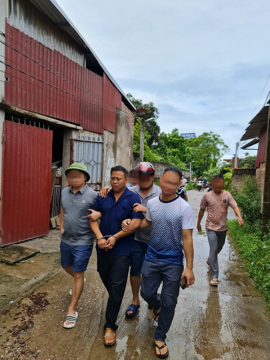 Người đ&agrave;n &ocirc;ng điều khiển xế hộp t&ocirc;ng xe, ch&eacute;m người phụ nữ đi xe m&aacute;y nhiều nh&aacute;t - Ảnh 1.