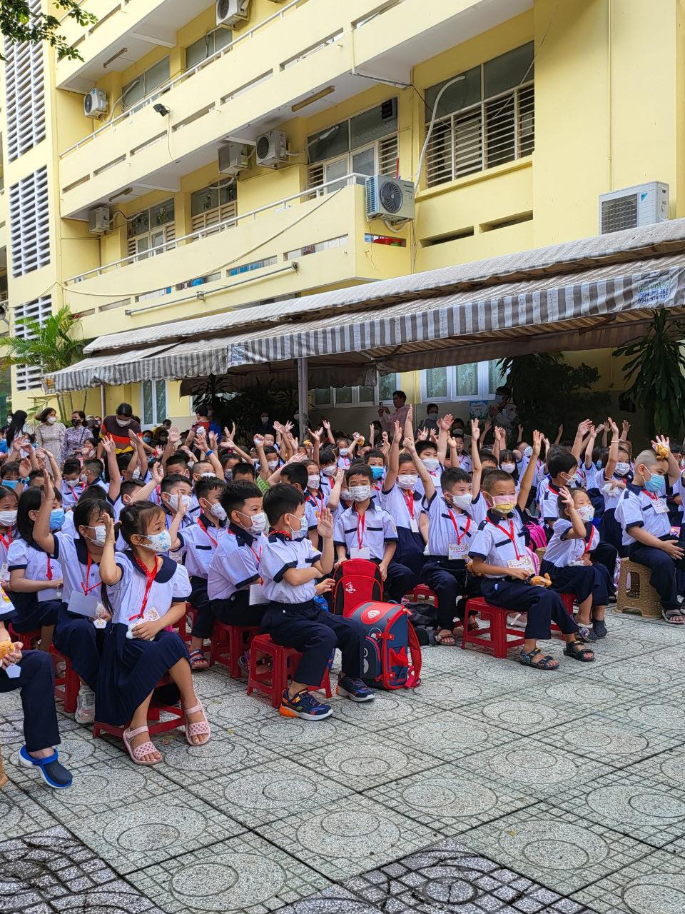 Học sinh lớp 1 háo hức, bỡ ngỡ ngày tựu trường