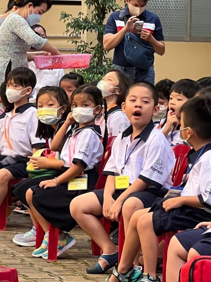 Học sinh lớp 1 háo hức, bỡ ngỡ ngày tựu trường - Ảnh 4.