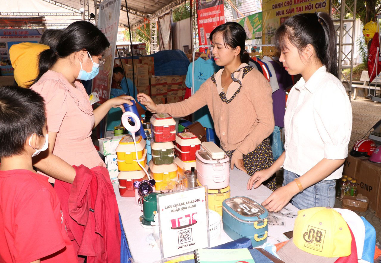 Nghĩa t&igrave;nh Phi&ecirc;n chợ ph&uacute;c lợi C&ocirc;ng đo&agrave;n - Ảnh 1.