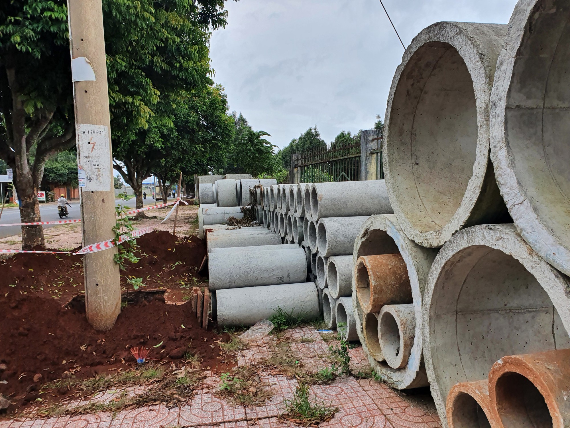 Doanh nghiệp chiếm dụng để ống cống, vỉa h&egrave; tan n&aacute;t - Ảnh 3.