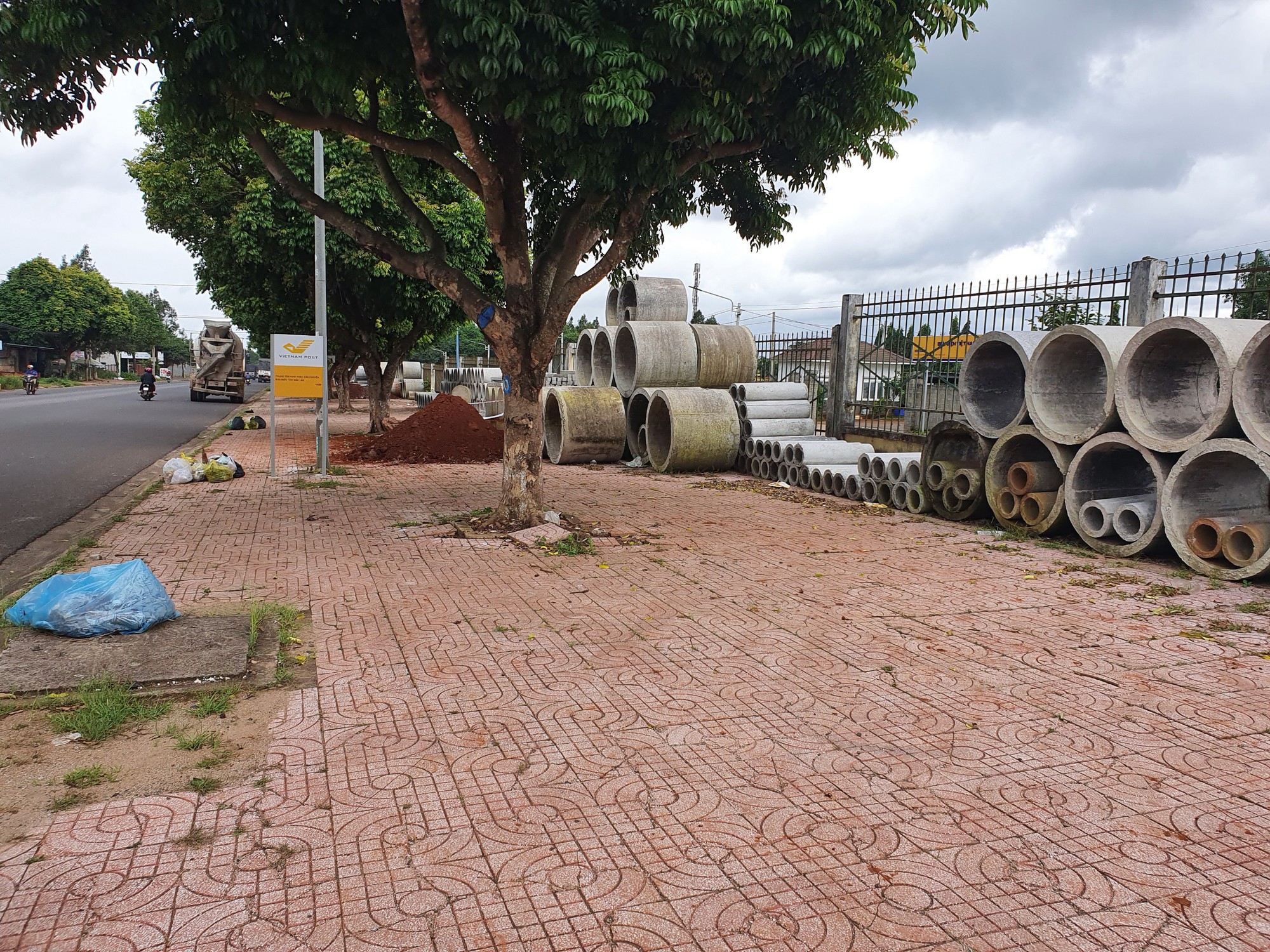 Doanh nghiệp chiếm dụng để ống cống, vỉa h&egrave; tan n&aacute;t - Ảnh 1.