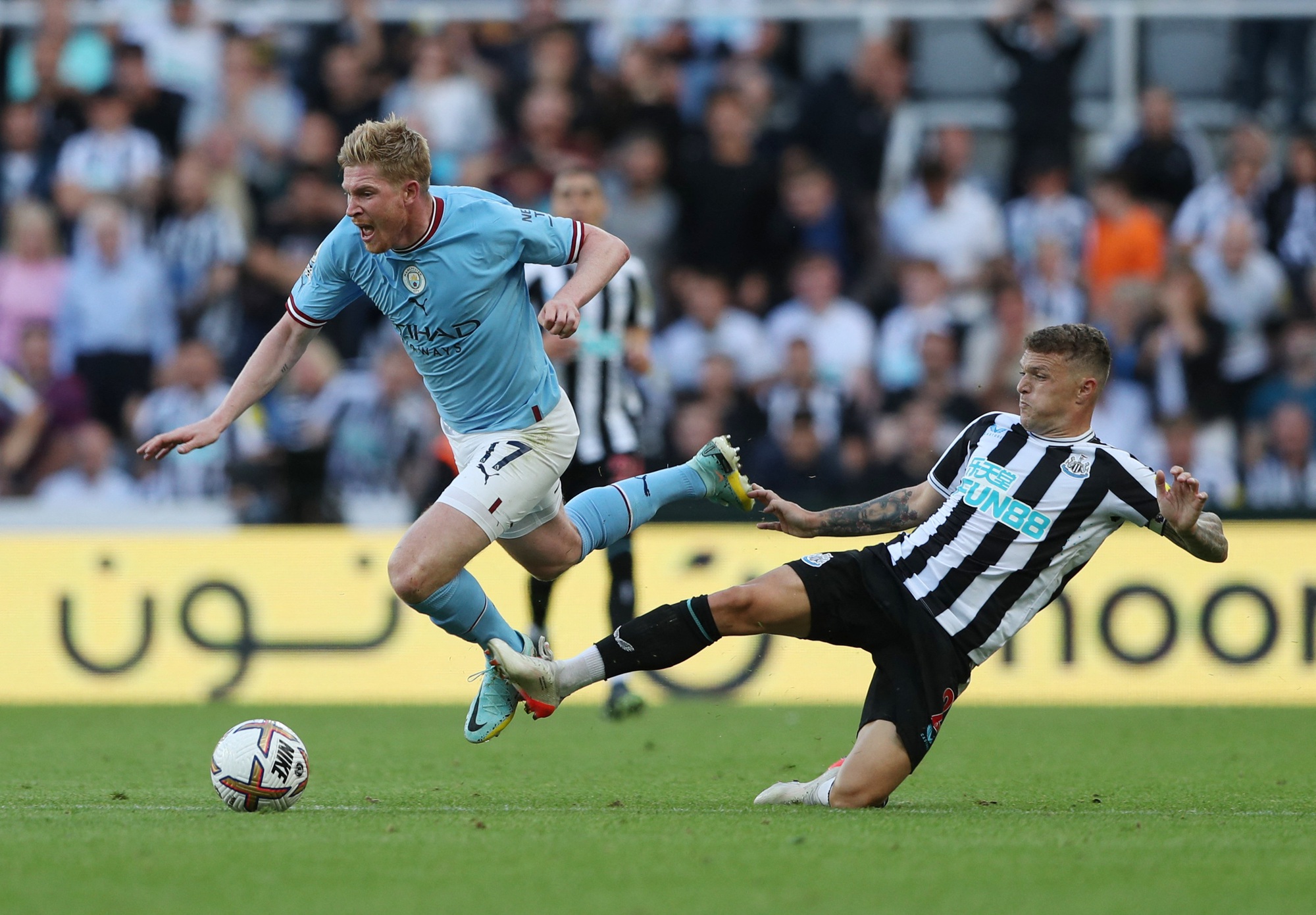 Rượt đuổi tỉ số 6 bàn điên rồ, Man City thoát hiểm trước Newcastle