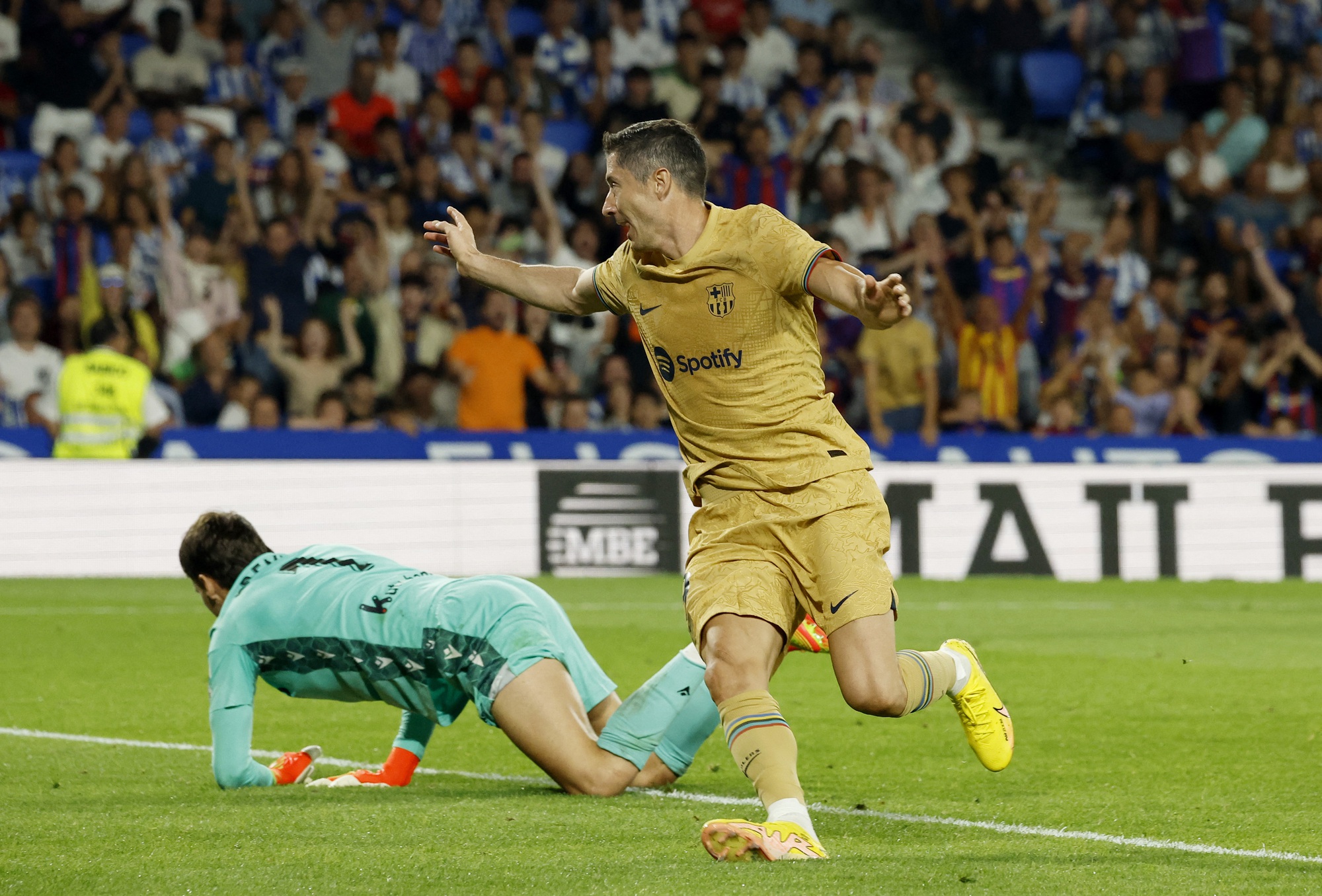 Lewandowski "mở tài khoản", Barcelona có chiến thắng đầu tay tại La Liga