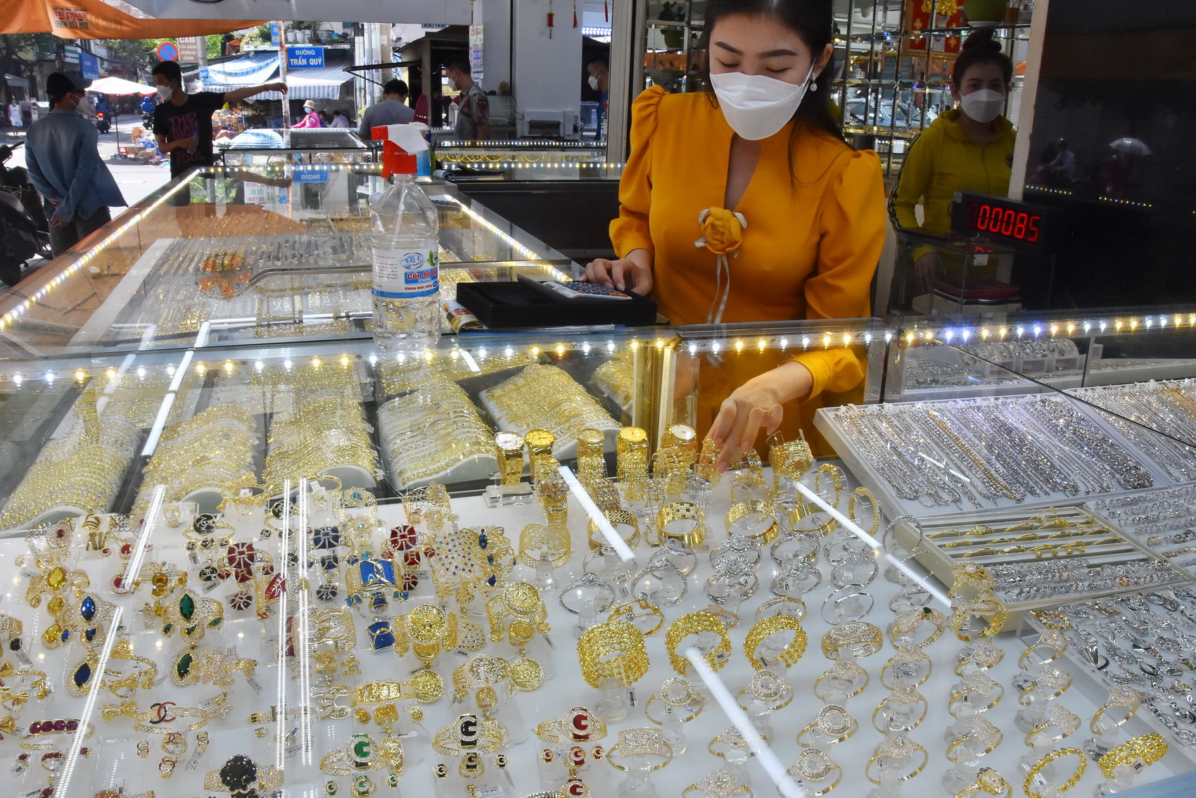 Giá vàng hôm nay 22-8: Vàng thế giới lao dốc, còn chưa tới 50 triệu đồng/lượng