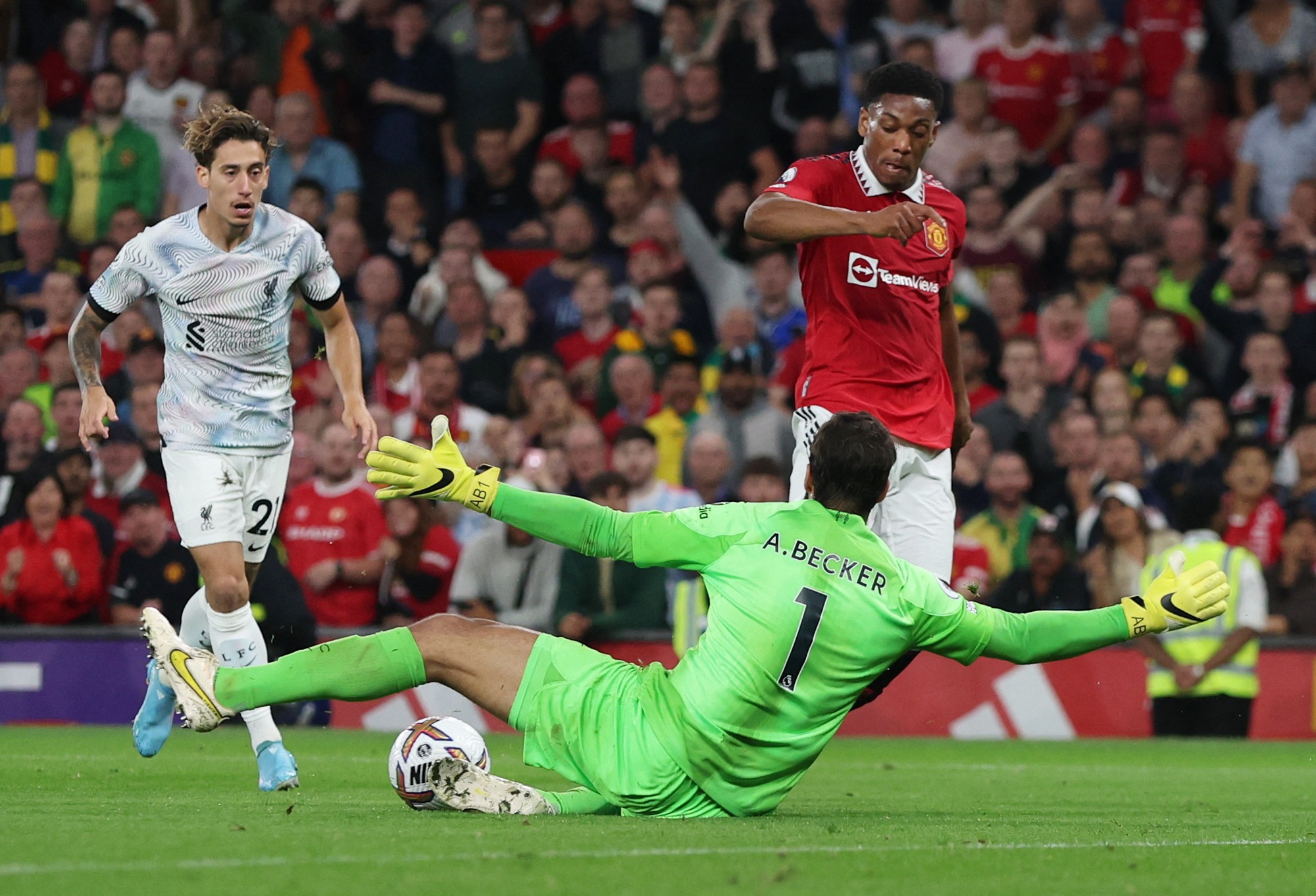 Man United thắng đẹp Liverpool khi Ronaldo, Maguire ngồi dự bị
