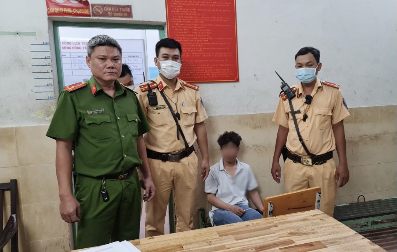 CSGT xuống xe đuổi theo khống chế 1 nam thanh niên trong công viên Tao Đàn