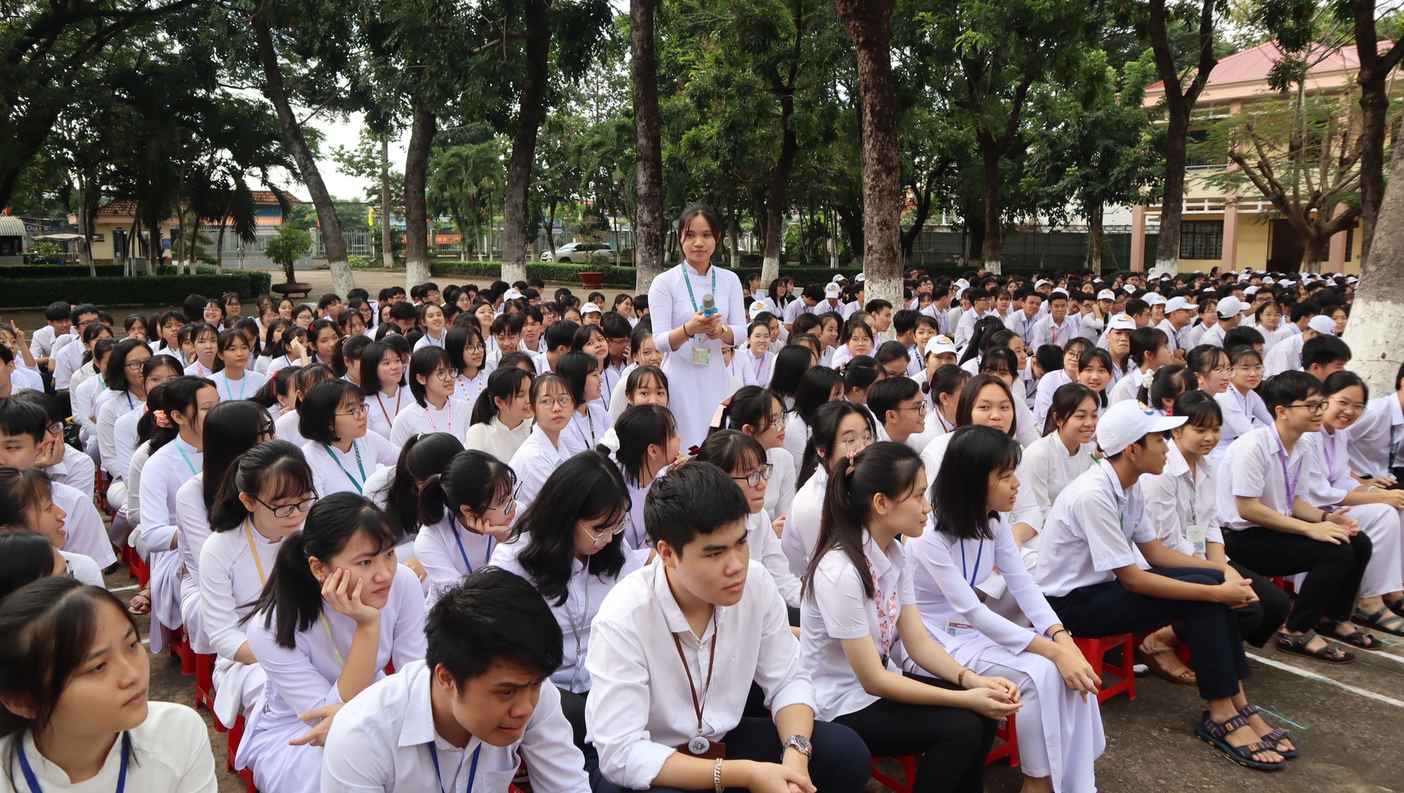 Một địa phương nghi&ecirc;m cấm mua b&aacute;n đồng phục học sinh trong nh&agrave; trường - Ảnh 1.