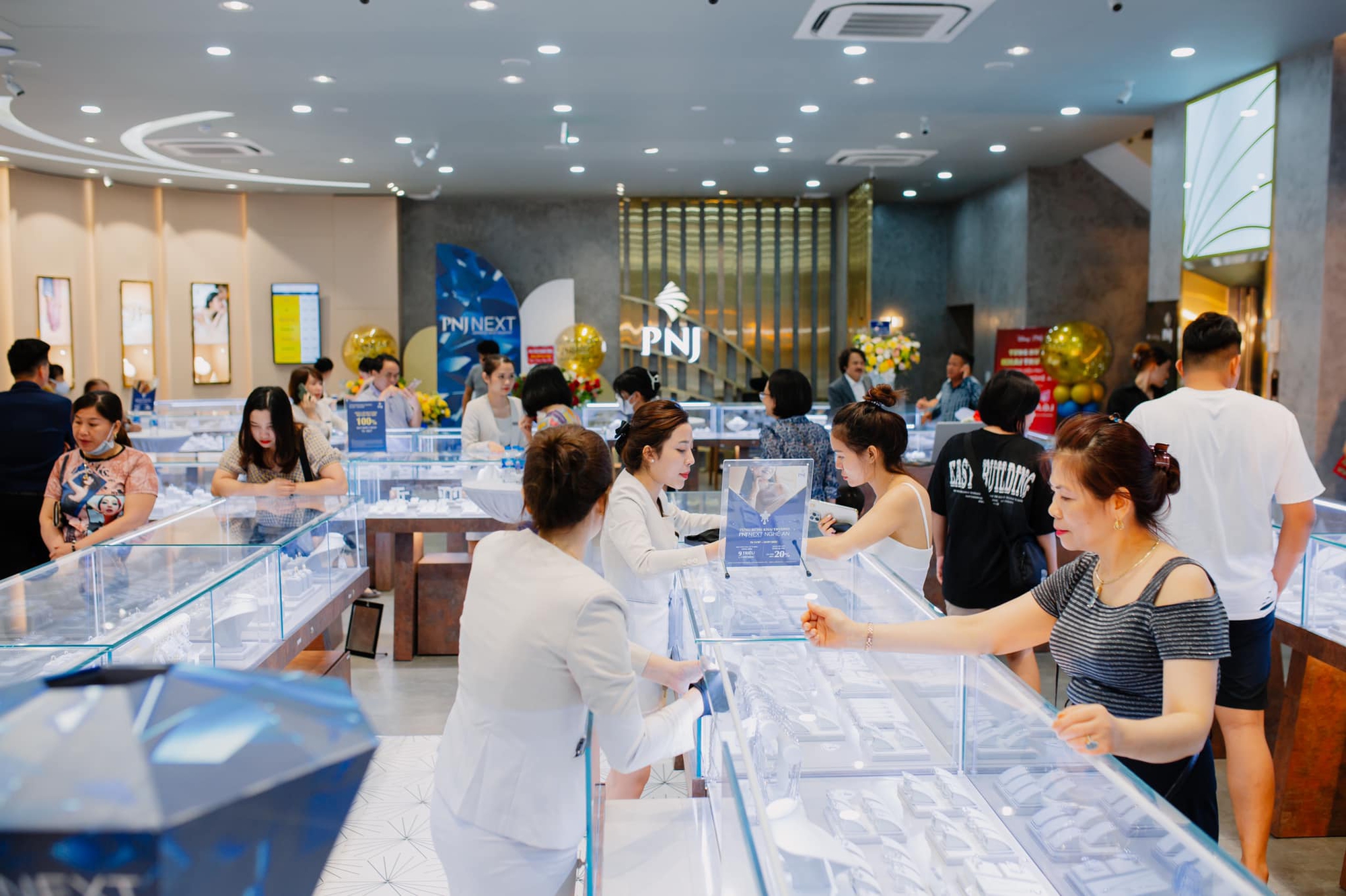 PNJ: Doanh thu gần 21.000 tỉ đồng, tăng 71% trong 7 tháng đầu năm