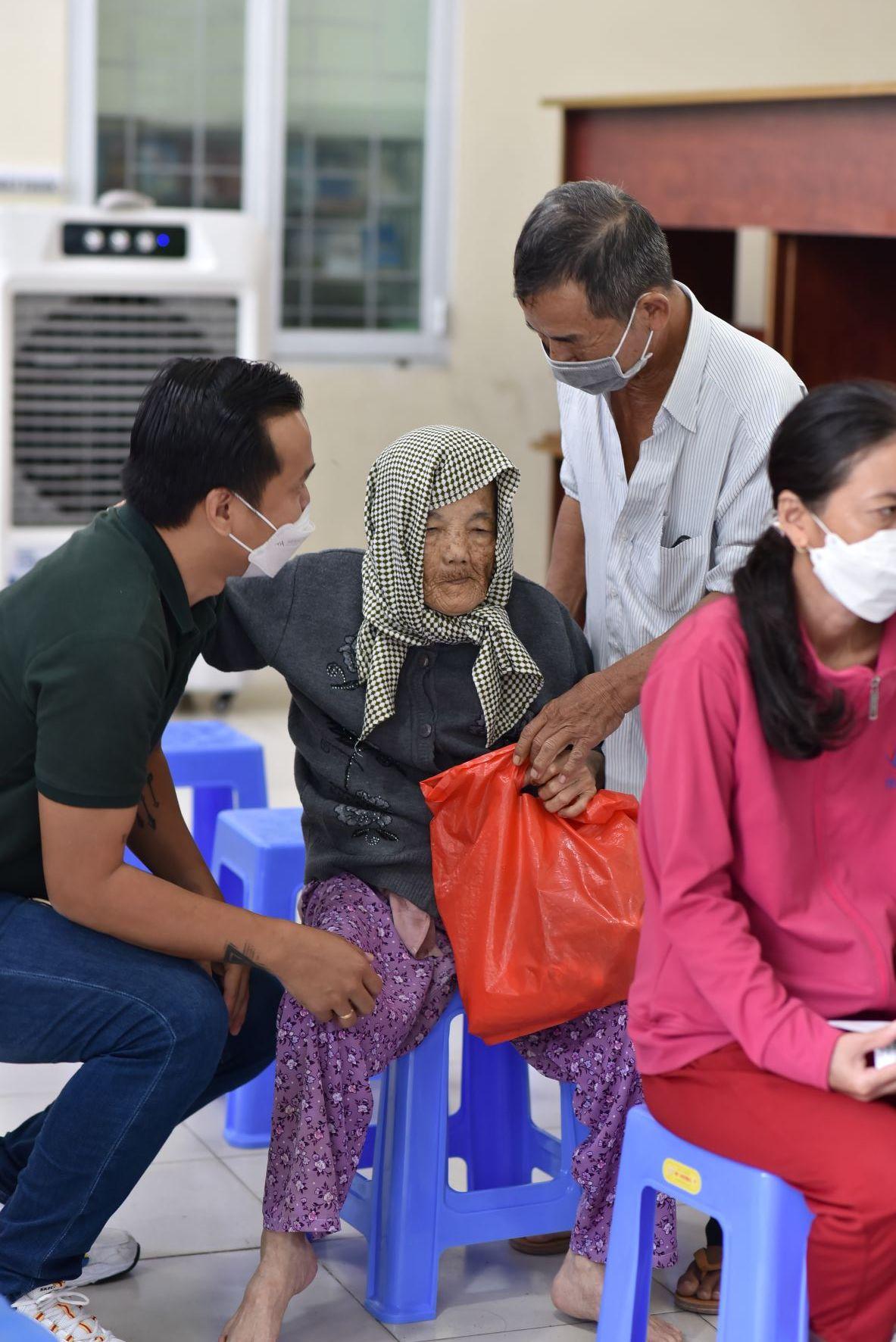 C&acirc;u chuyện đằng sau h&agrave;nh tr&igrave;nh mang &lsquo;t&acirc;m an, th&acirc;n khang&rsquo; đến 500 b&agrave; con kh&oacute; khăn tại TP. Bi&ecirc;n H&ograve;a - Ảnh 4.