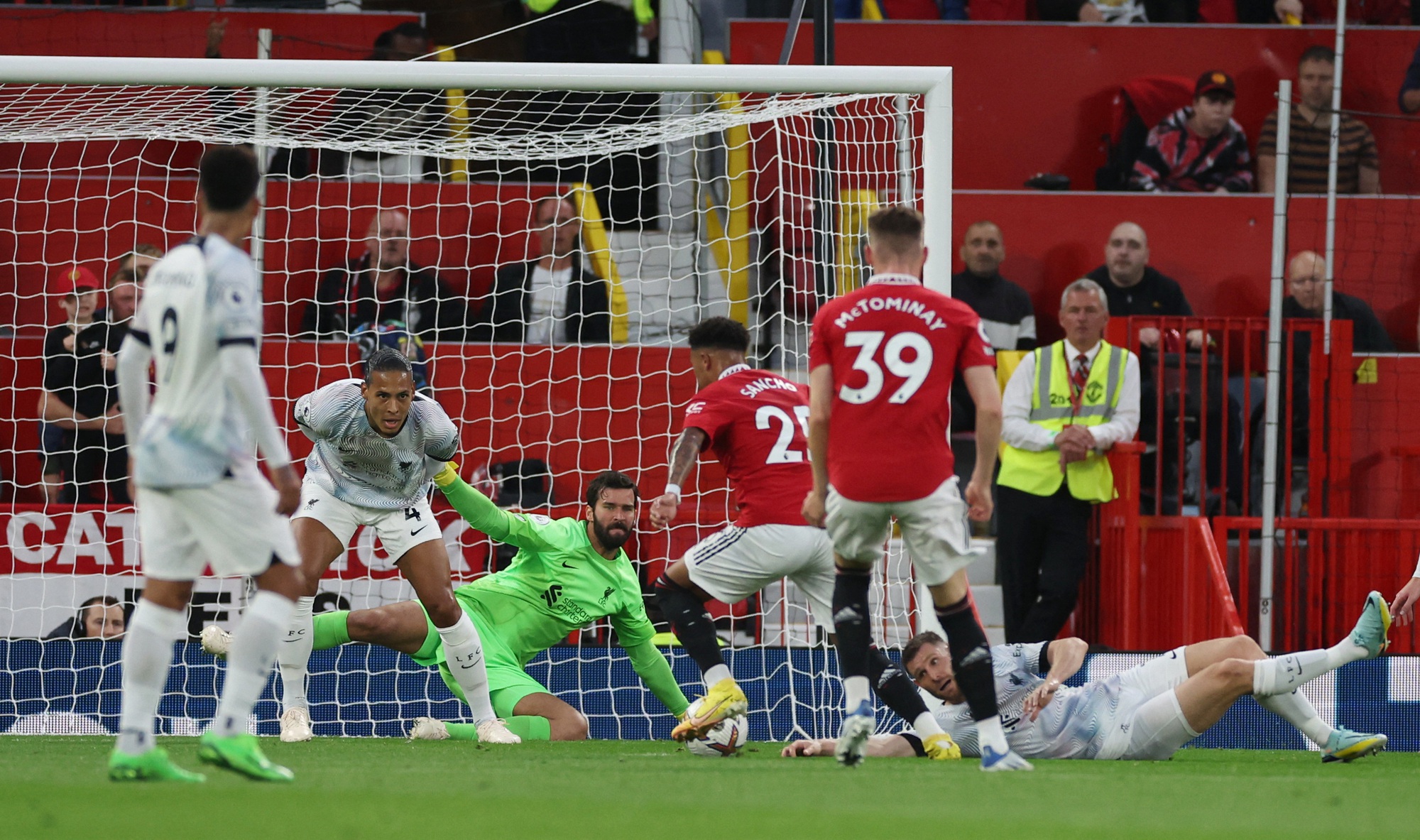 Man United thắng đại chiến, Liverpool gục ng&atilde; Old Trafford - Ảnh 3.