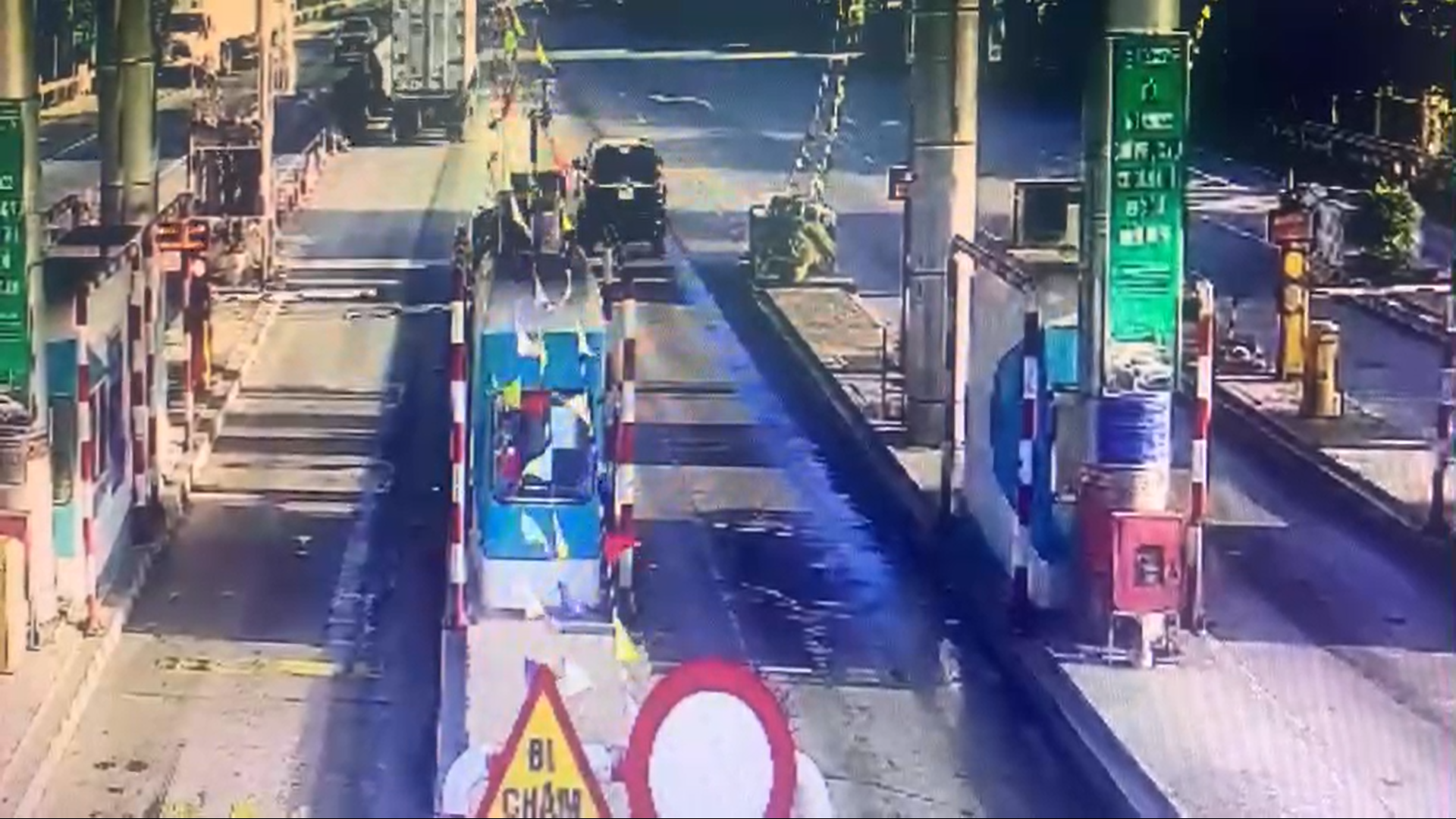 &Ocirc;t&ocirc; t&ocirc;ng sập barie trạm thu ph&iacute; kh&ocirc;ng dừng: T&agrave;i xế - nh&agrave; thầu bắt đền lẫn nhau - Ảnh 2.