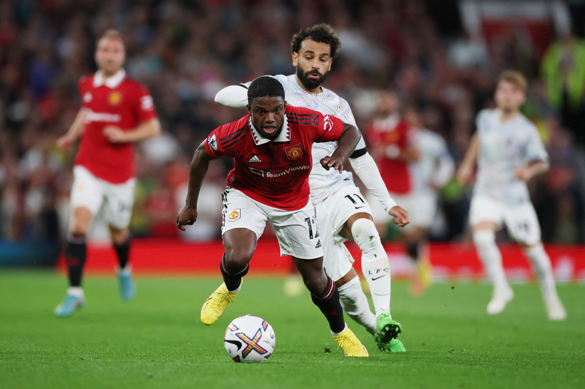 Man United thắng đại chiến, Liverpool gục ng&atilde; Old Trafford - Ảnh 1.