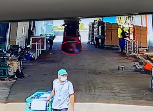 Lùi xe nâng hàng thiếu quan sát đè chết nữ công nhân