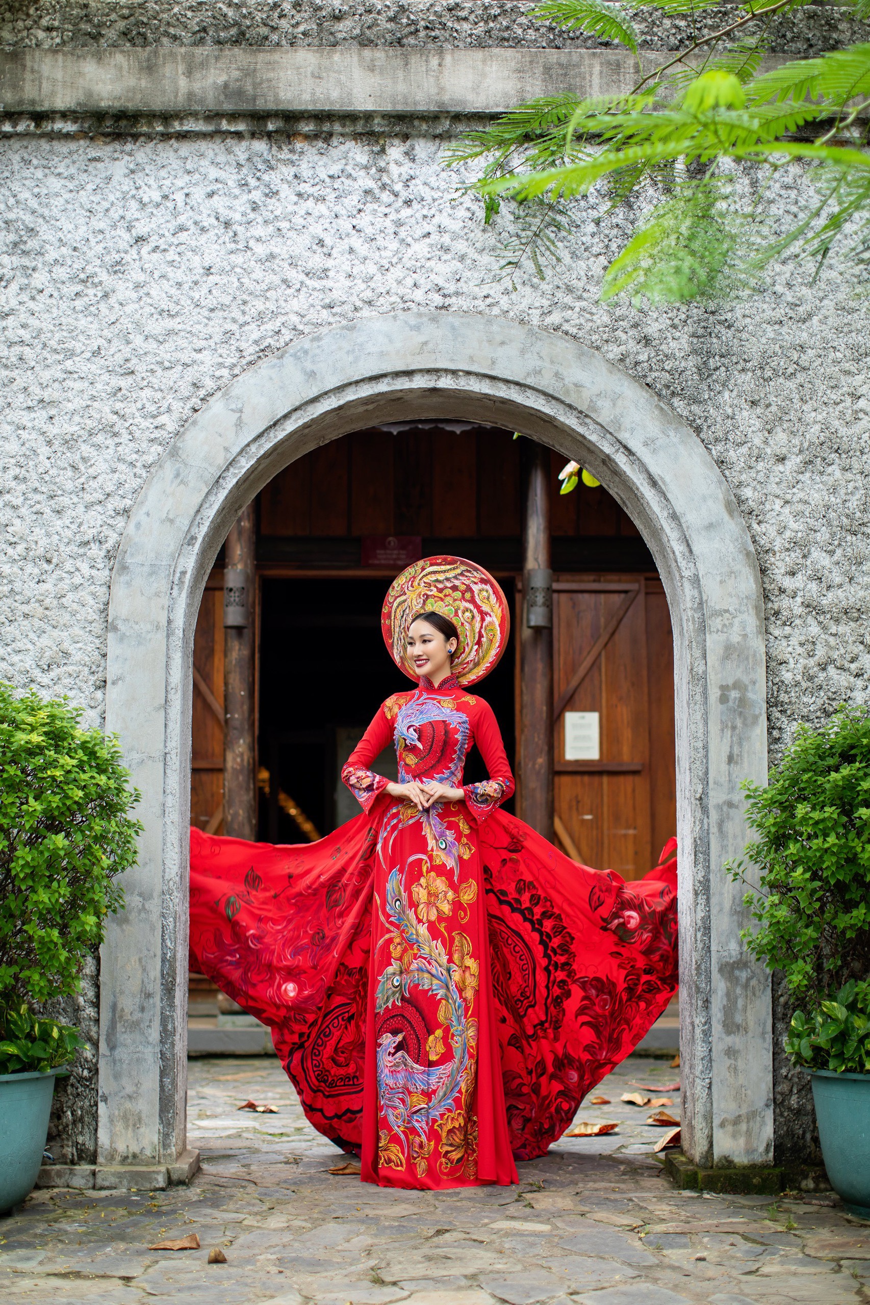 Hoa hậu Đoàn Hồng Trang thả dáng lụa trong Đất rồng hồn Việt - Ảnh 1.