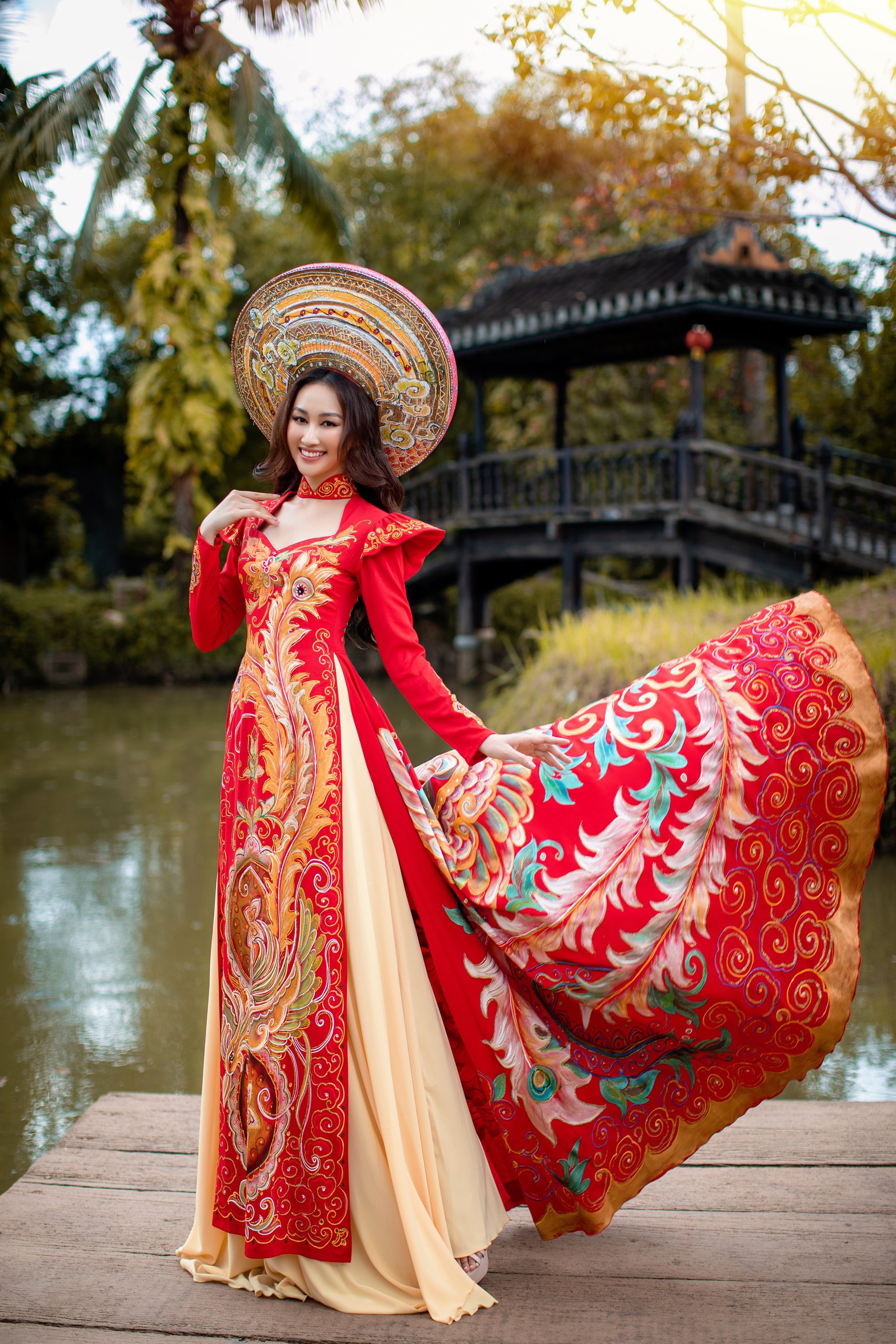 Hoa hậu Đoàn Hồng Trang thả dáng lụa trong Đất rồng hồn Việt - Ảnh 4.