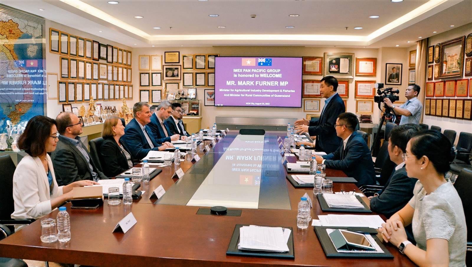 &Ocirc;ng Johnathan Hạnh Nguyễn b&agrave;n ph&aacute;t triển dịch vụ vận tải h&agrave;ng h&oacute;a bằng m&aacute;y bay với đối t&aacute;c &Uacute;c - Ảnh 2.