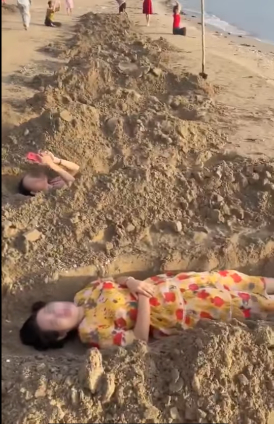 X&ocirc;n xao clip nh&oacute;m du kh&aacute;ch &ldquo;đ&agrave;o huyệt mộ&rdquo; chơi tr&ograve; tắm c&aacute;t - Ảnh 3.