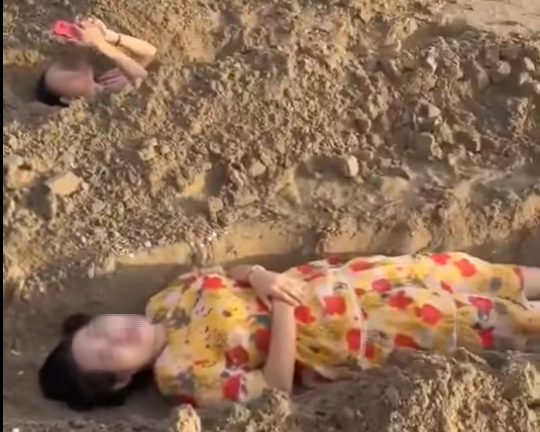 Xôn xao clip nhóm du khách “đào huyệt mộ” chơi trò tắm cát
