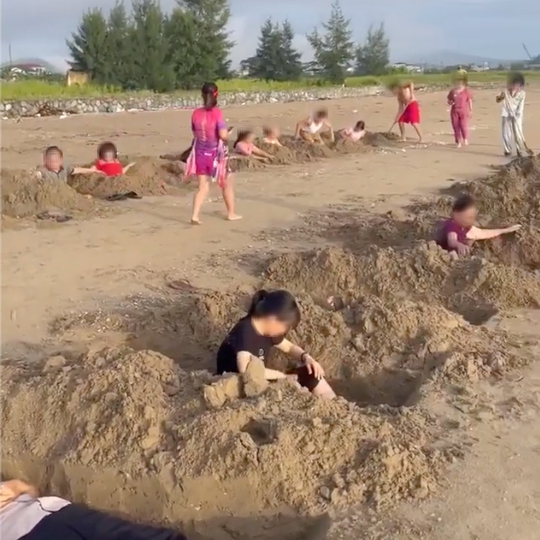 X&ocirc;n xao clip nh&oacute;m du kh&aacute;ch &ldquo;đ&agrave;o huyệt mộ&rdquo; chơi tr&ograve; tắm c&aacute;t - Ảnh 2.