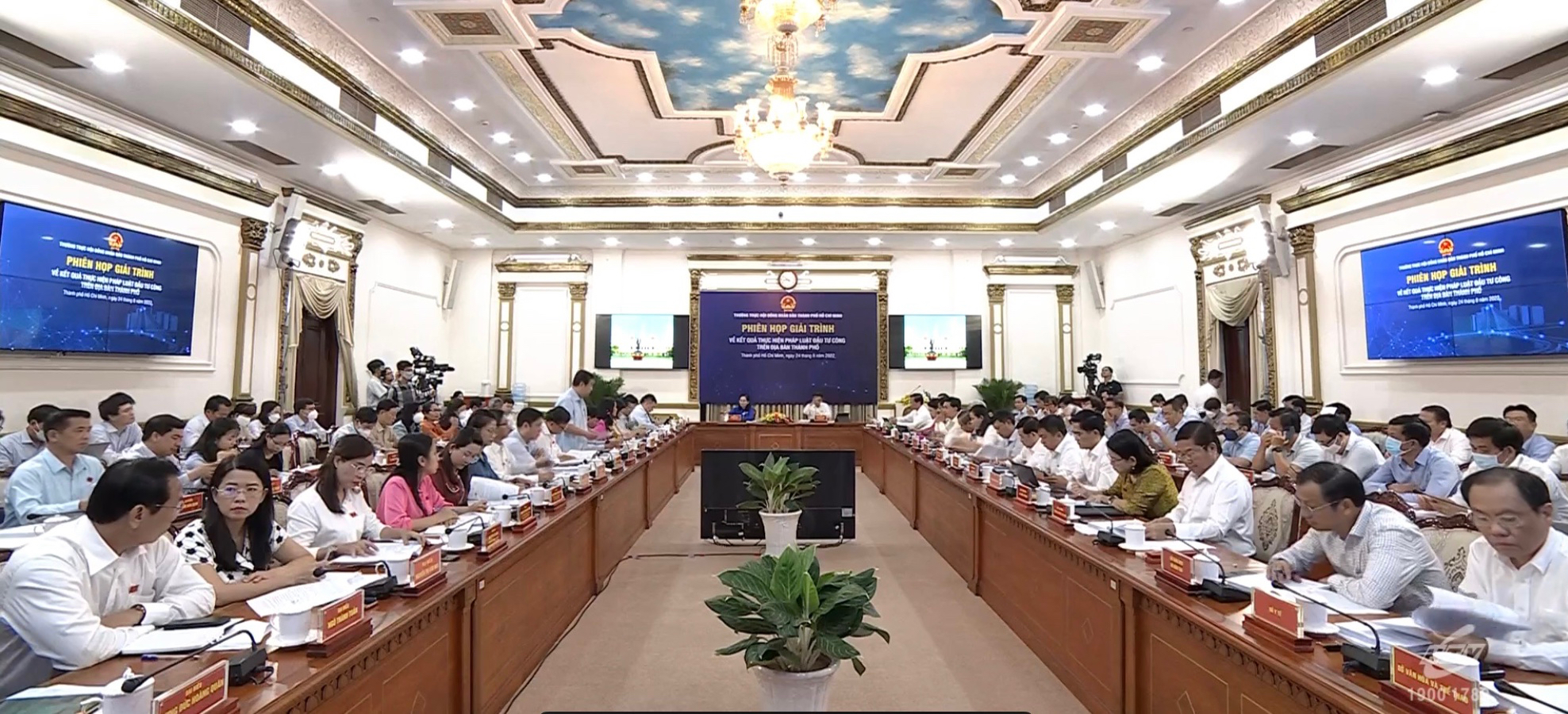 Họp giải tr&igrave;nh về kết quả thực hiện ph&aacute;p luật đầu tư c&ocirc;ng ở TP HCM - Ảnh 2.