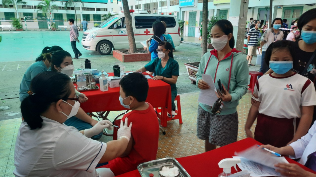 TP HCM triển khai xe lưu động ti&ecirc;m vắc-xin cho học sinh - Ảnh 1.