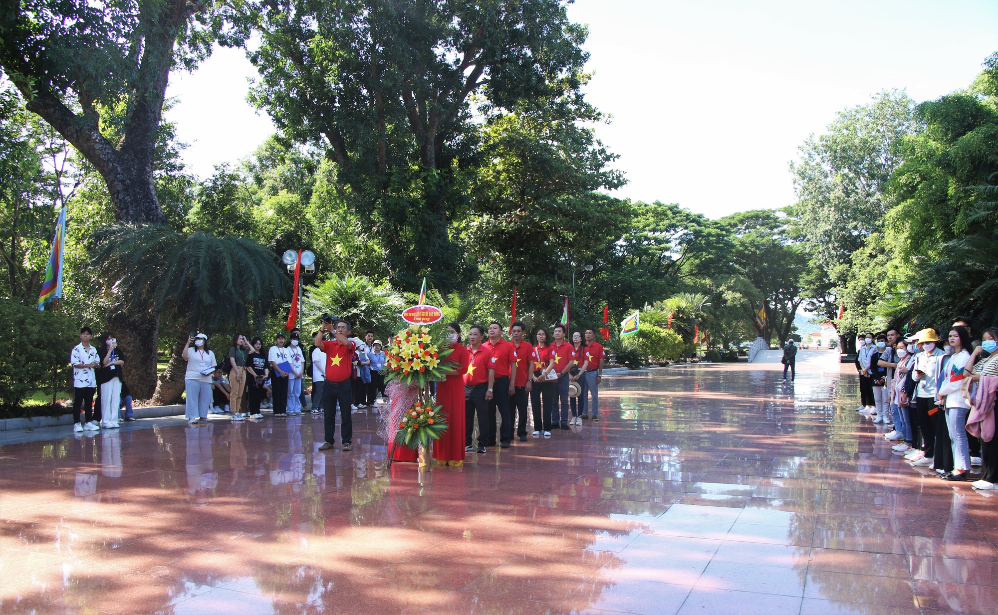 B&aacute;o Người Lao Động d&acirc;ng hương anh h&ugrave;ng &aacute;o vải Ho&agrave;ng đế Quang Trung - Ảnh 1.