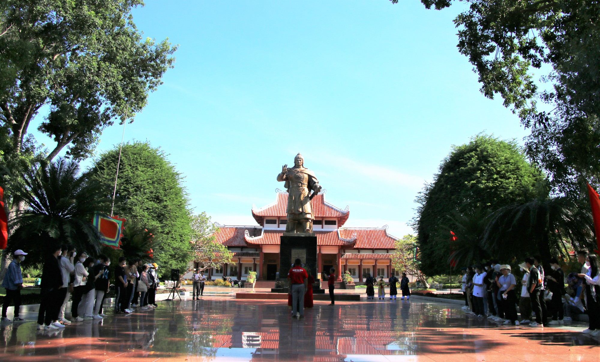 B&aacute;o Người Lao Động d&acirc;ng hương anh h&ugrave;ng &aacute;o vải Ho&agrave;ng đế Quang Trung - Ảnh 3.