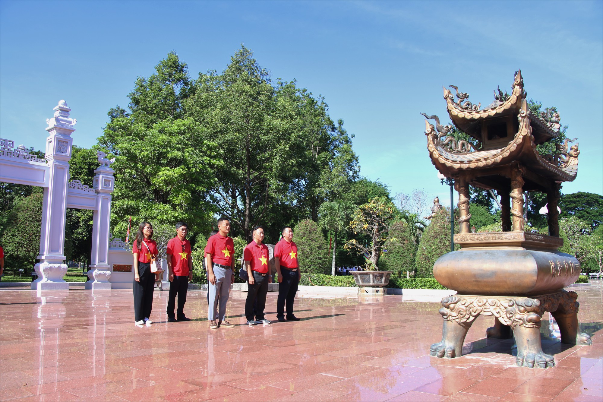 B&aacute;o Người Lao Động d&acirc;ng hương anh h&ugrave;ng &aacute;o vải Ho&agrave;ng đế Quang Trung - Ảnh 4.
