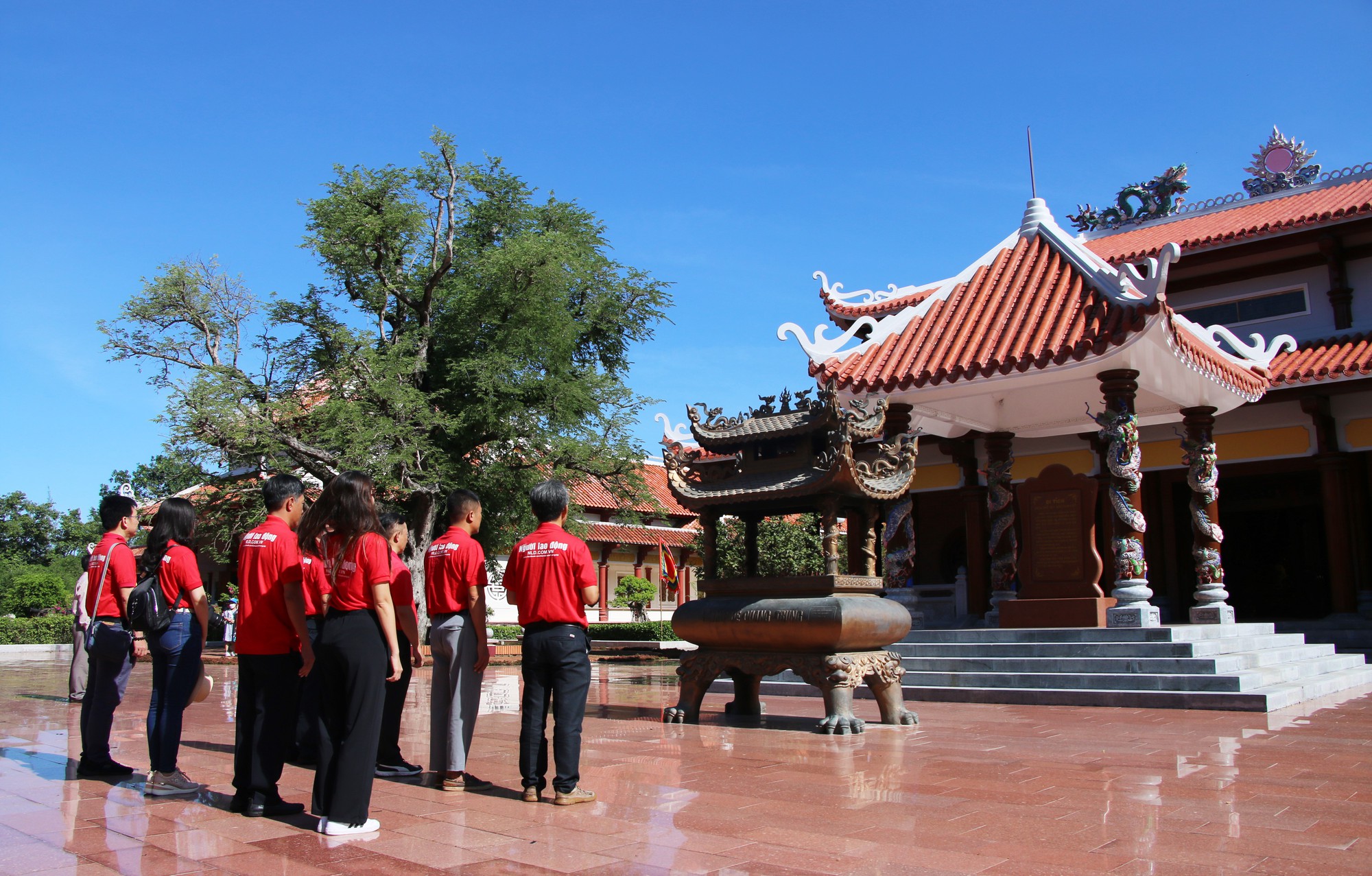 B&aacute;o Người Lao Động d&acirc;ng hương anh h&ugrave;ng &aacute;o vải Ho&agrave;ng đế Quang Trung - Ảnh 5.