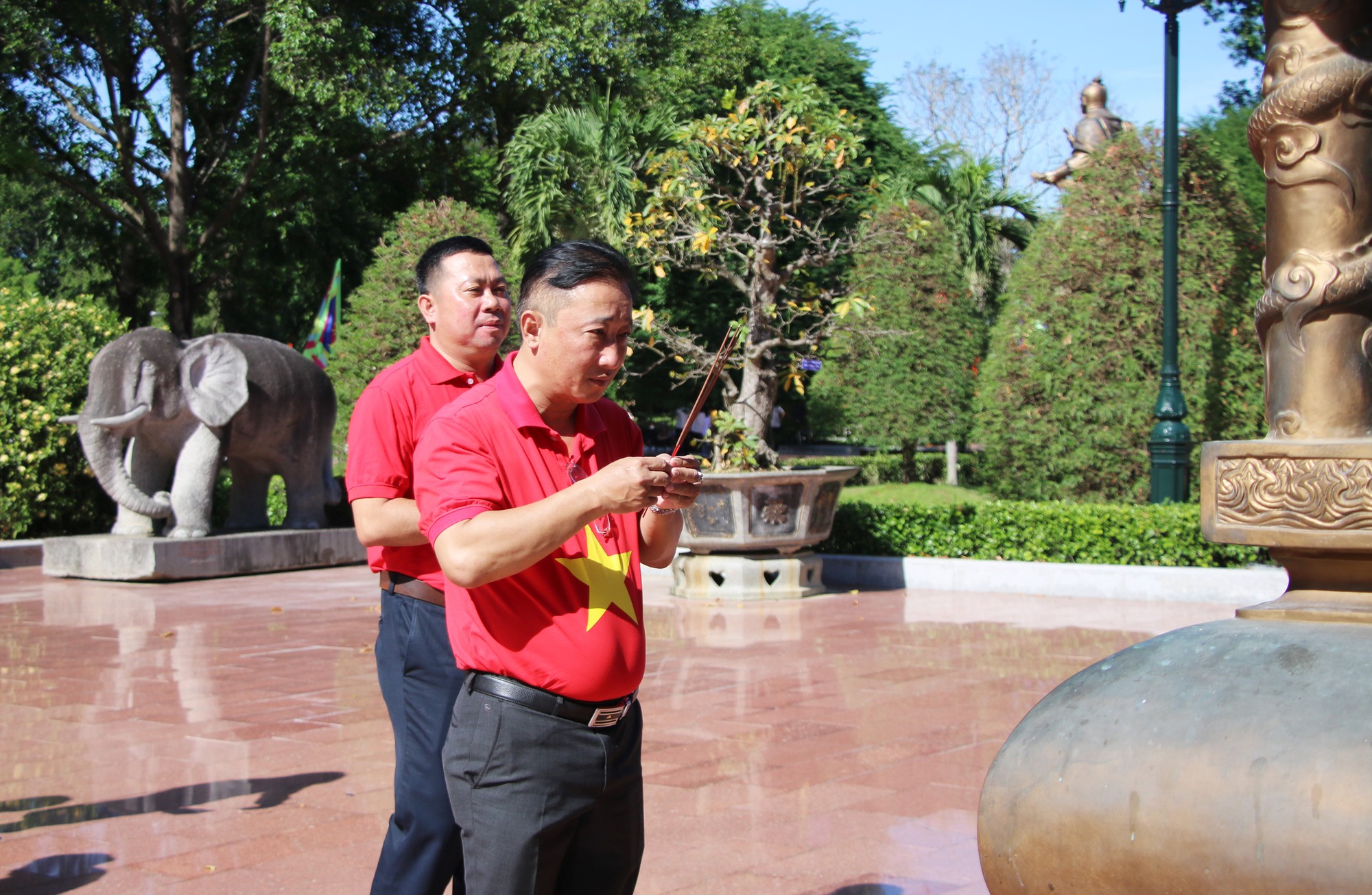 B&aacute;o Người Lao Động d&acirc;ng hương anh h&ugrave;ng &aacute;o vải Ho&agrave;ng đế Quang Trung - Ảnh 6.