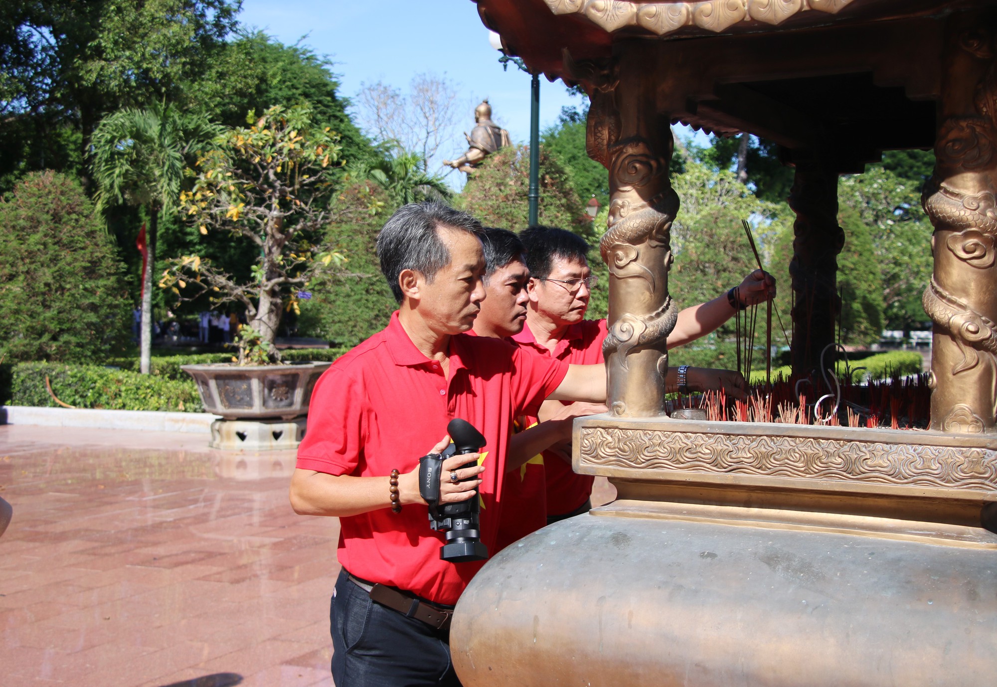 B&aacute;o Người Lao Động d&acirc;ng hương anh h&ugrave;ng &aacute;o vải Ho&agrave;ng đế Quang Trung - Ảnh 7.