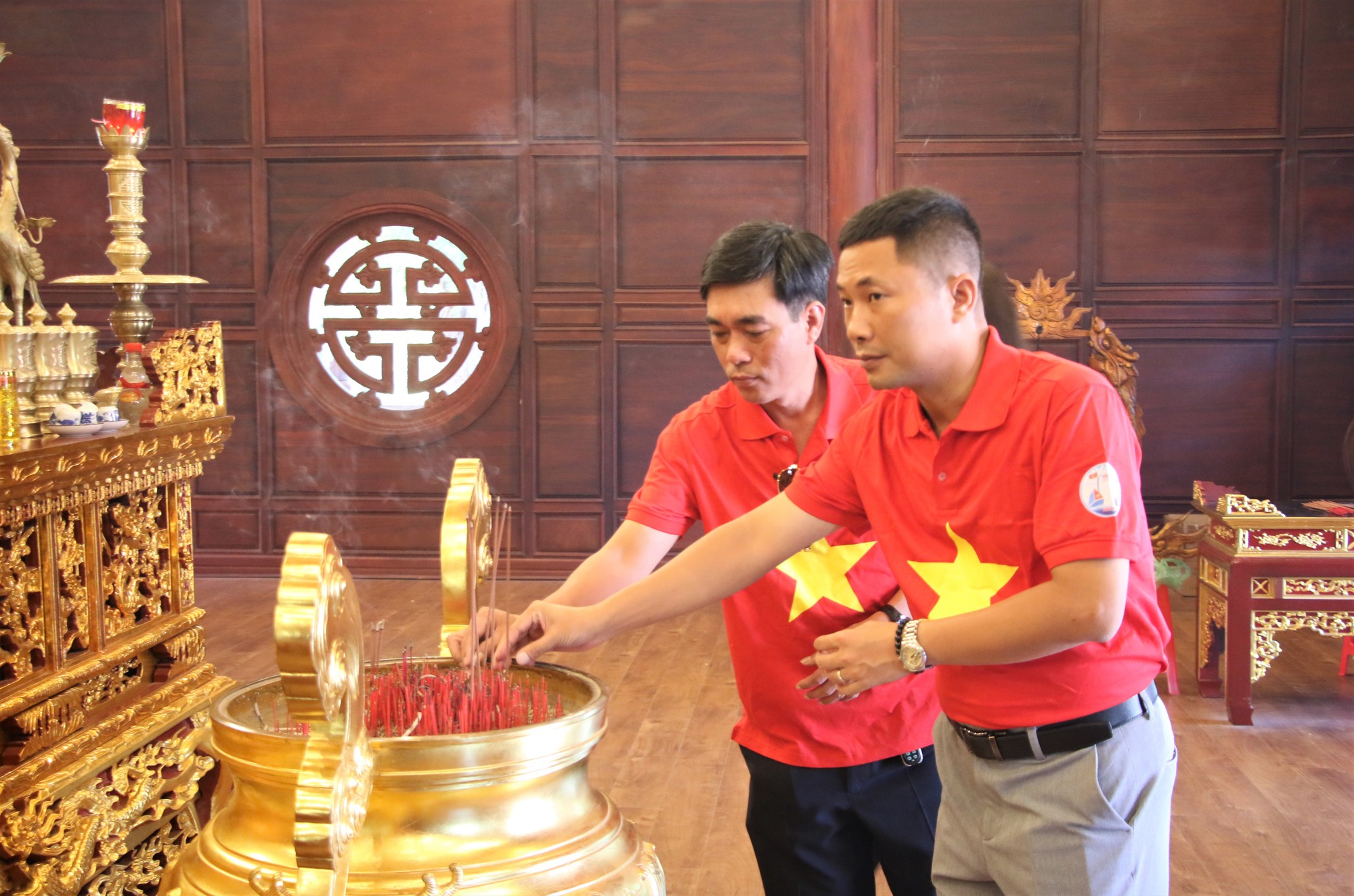 B&aacute;o Người Lao Động d&acirc;ng hương anh h&ugrave;ng &aacute;o vải Ho&agrave;ng đế Quang Trung - Ảnh 8.