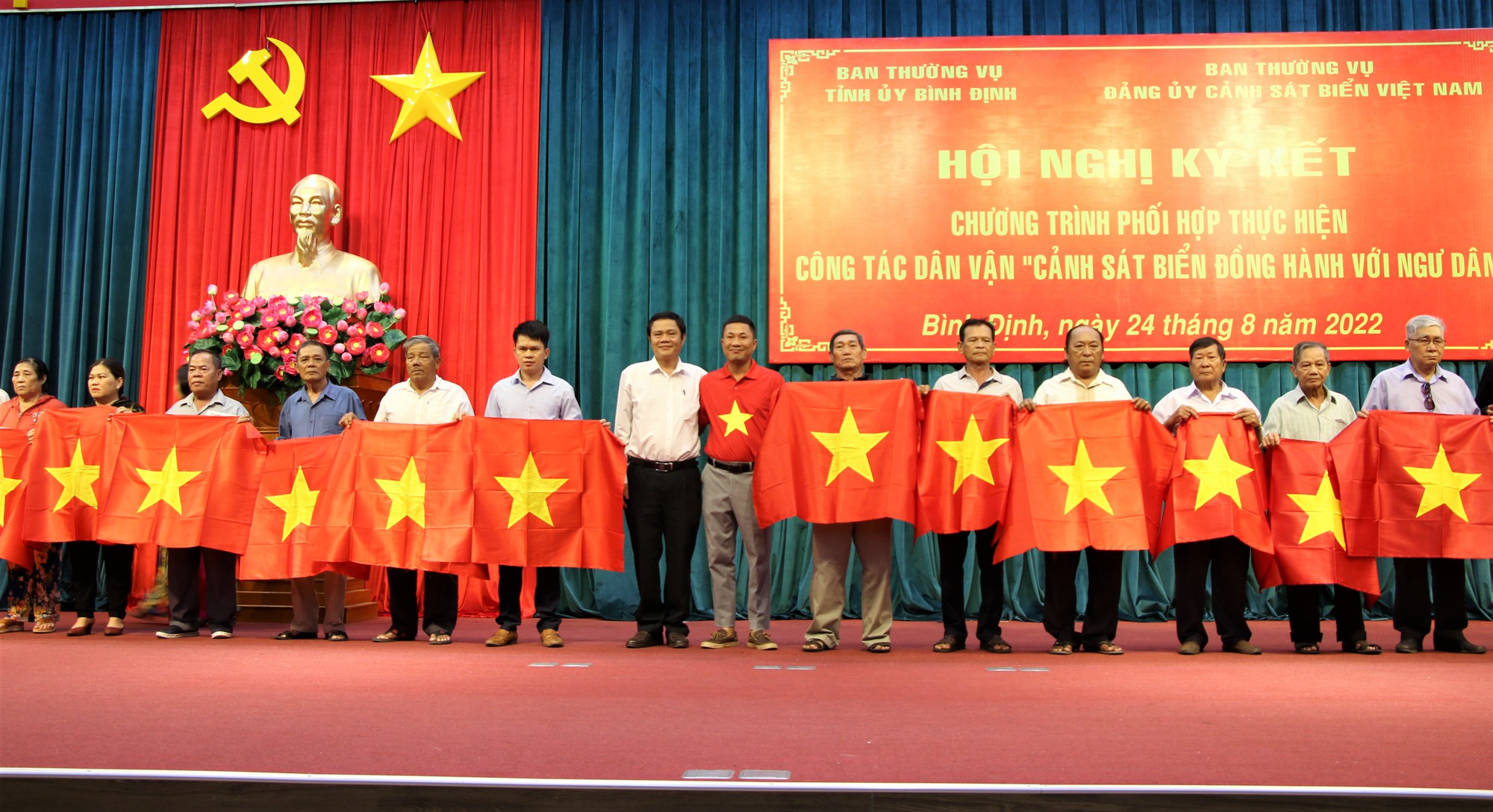 Một triệu l&aacute; cờ Tổ quốc c&ugrave;ng ngư d&acirc;n b&aacute;m biển đến với ngư d&acirc;n B&igrave;nh Định - Ảnh 1.