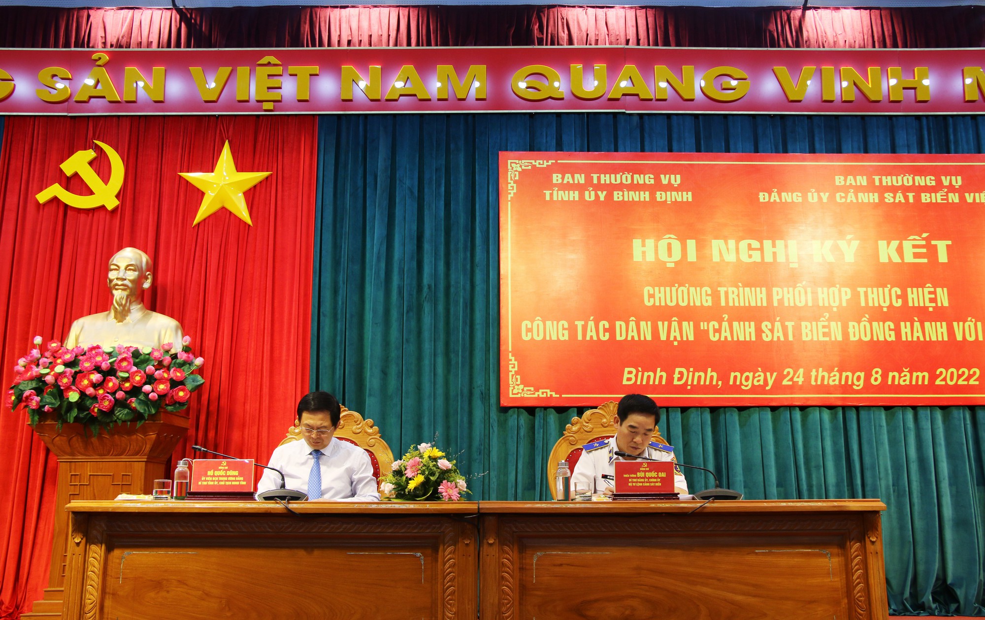 Một triệu l&aacute; cờ Tổ quốc c&ugrave;ng ngư d&acirc;n b&aacute;m biển đến với ngư d&acirc;n B&igrave;nh Định - Ảnh 2.
