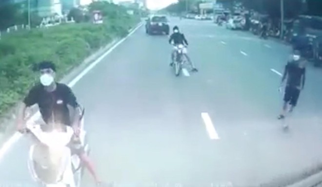 Bất ngờ bị nhóm người chặn đầu xe ôtô dùng gậy bóng chày đập phá