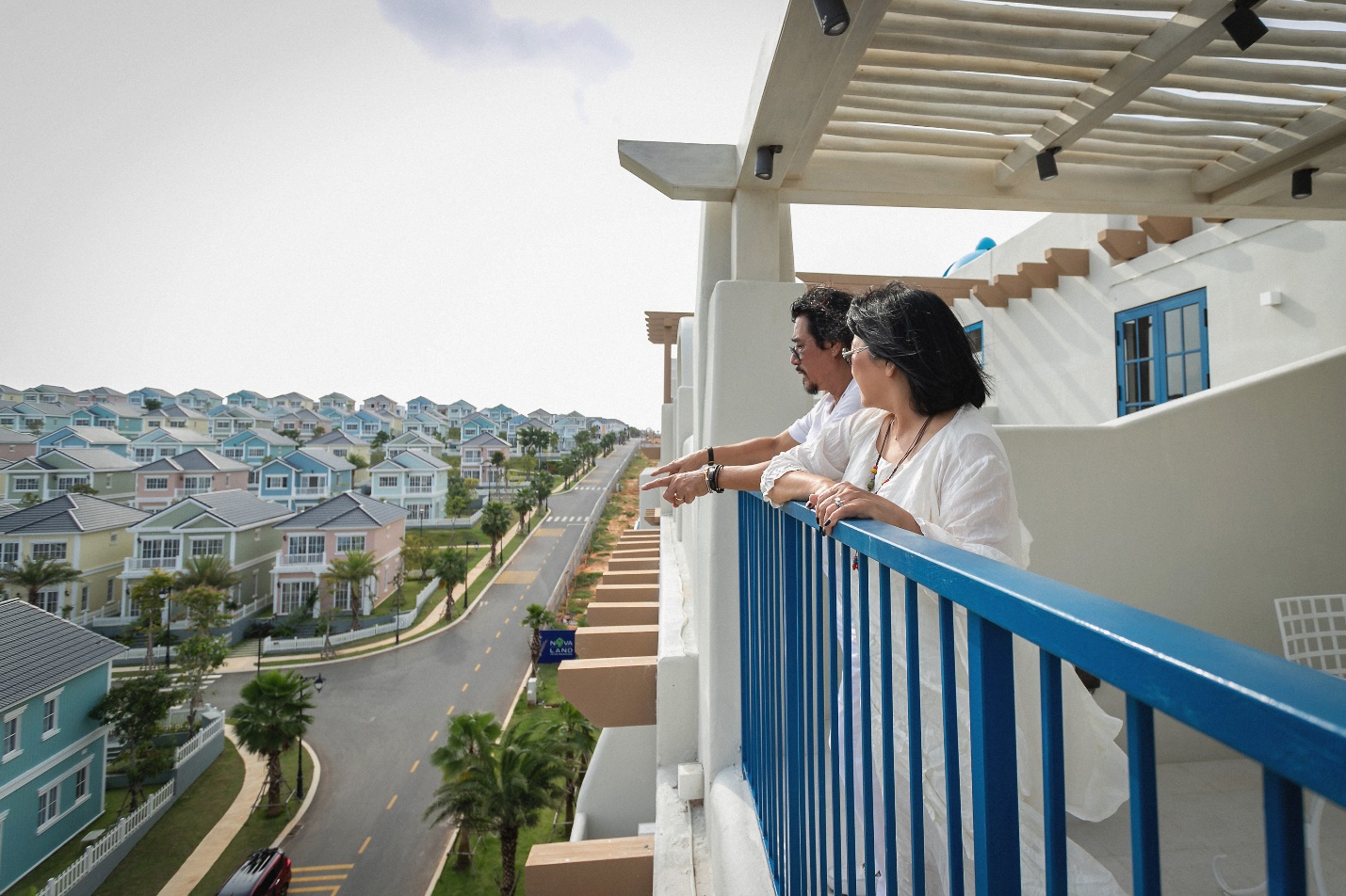 Cặp đ&ocirc;i Cẩm V&acirc;n-Khắc Triệu tận hưởng kỳ nghỉ dưỡng đầy s&ocirc;i động tại th&agrave;nh phố biển - Ảnh 6.