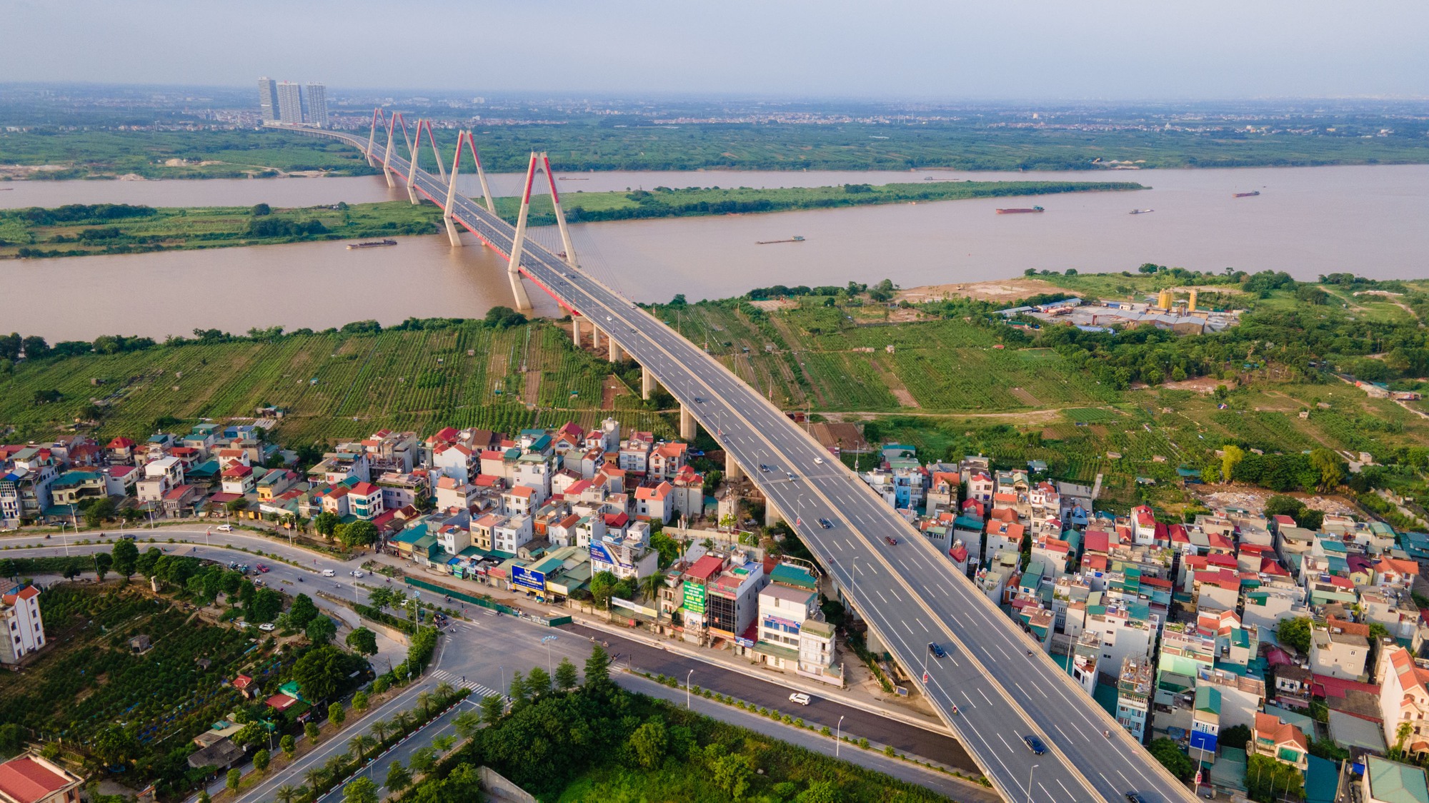 VĐV chạy Marathon lần đầu chinh phục cầu Nhật Tân