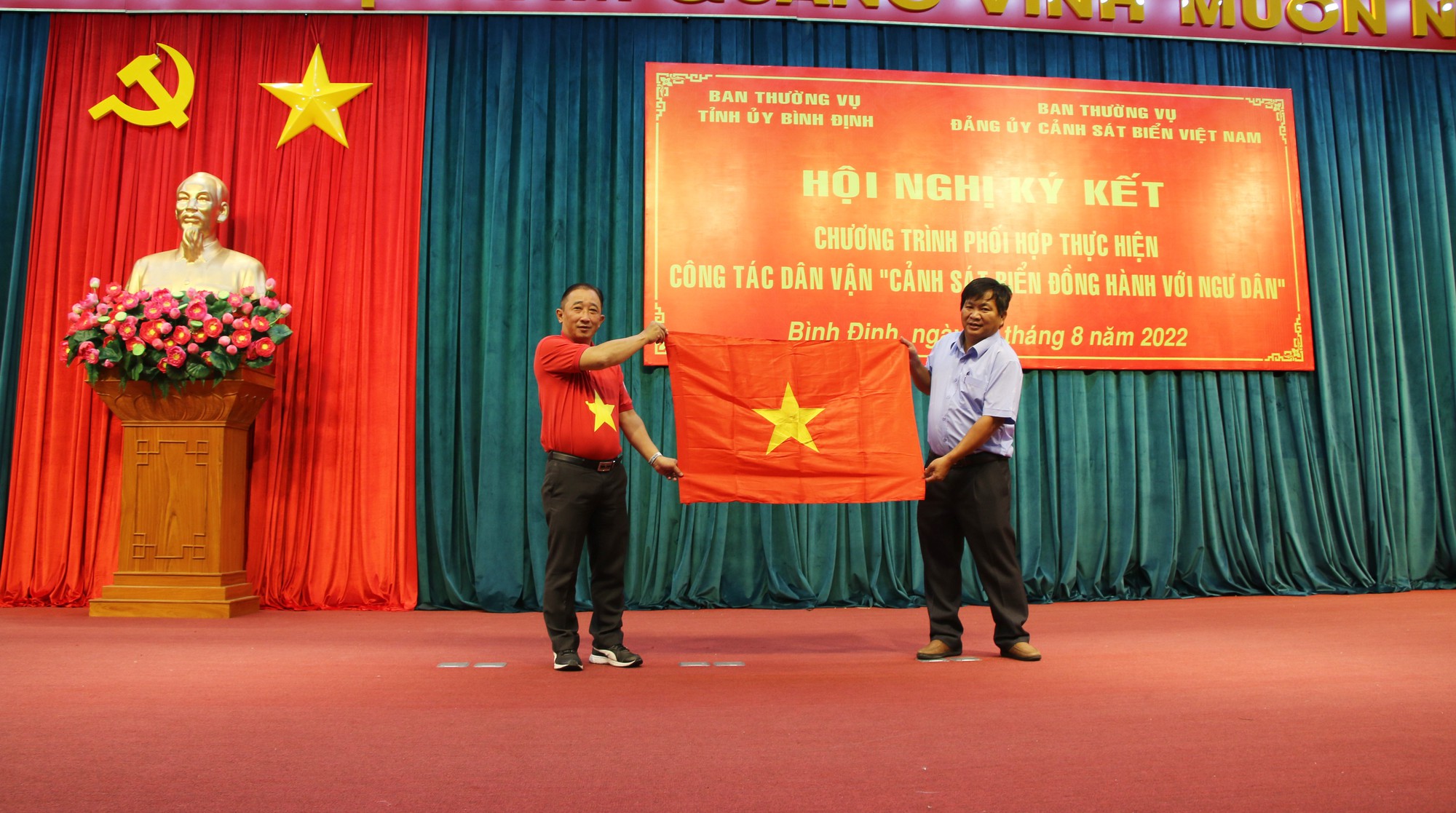 Một triệu l&aacute; cờ Tổ quốc c&ugrave;ng ngư d&acirc;n b&aacute;m biển đến với ngư d&acirc;n B&igrave;nh Định - Ảnh 3.