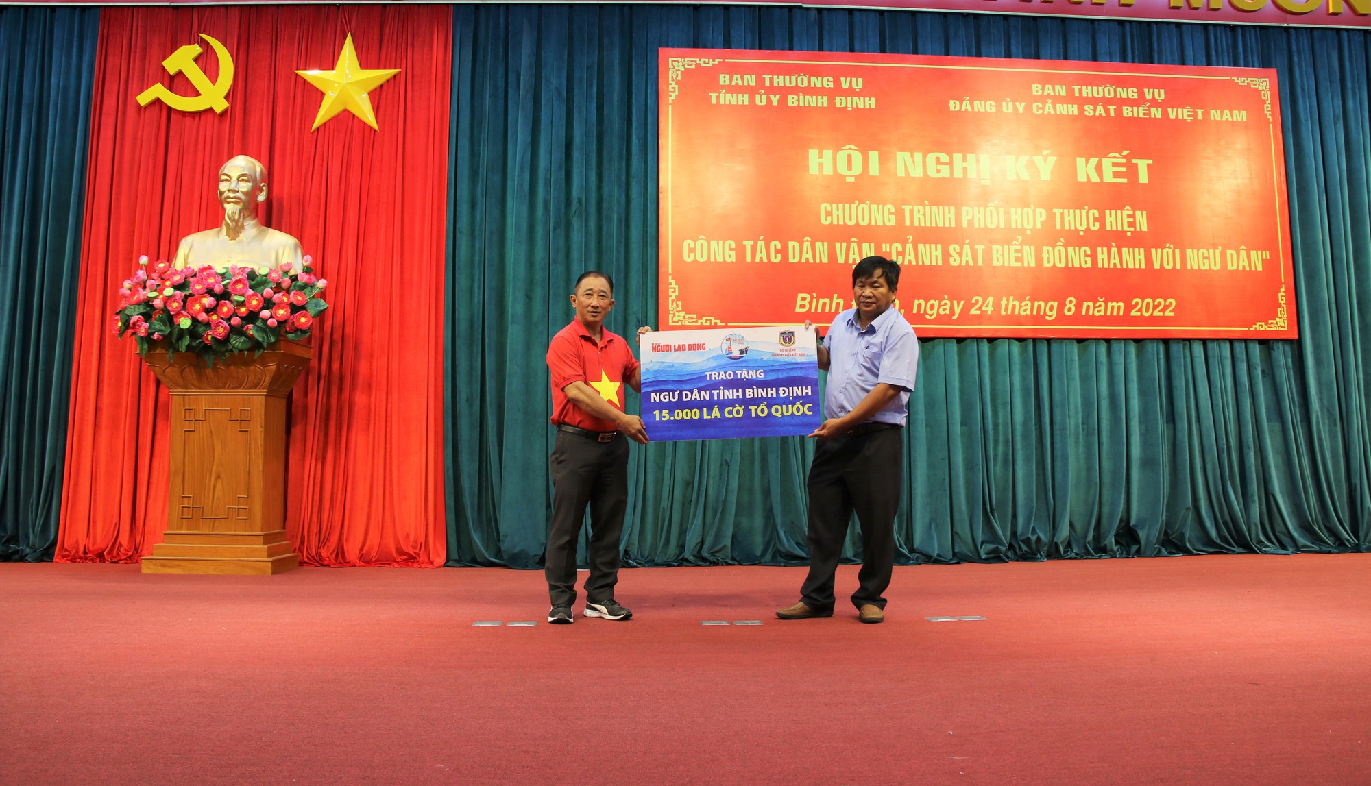 "Một triệu lá cờ Tổ quốc cùng ngư dân bám biển" đến với ngư dân Bình Định