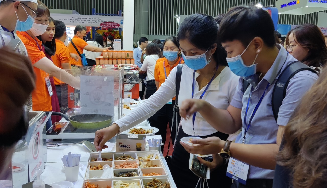 Xếp hàng chờ thưởng thức hải sản tại hội chợ thủy sản lớn nhất Việt Nam