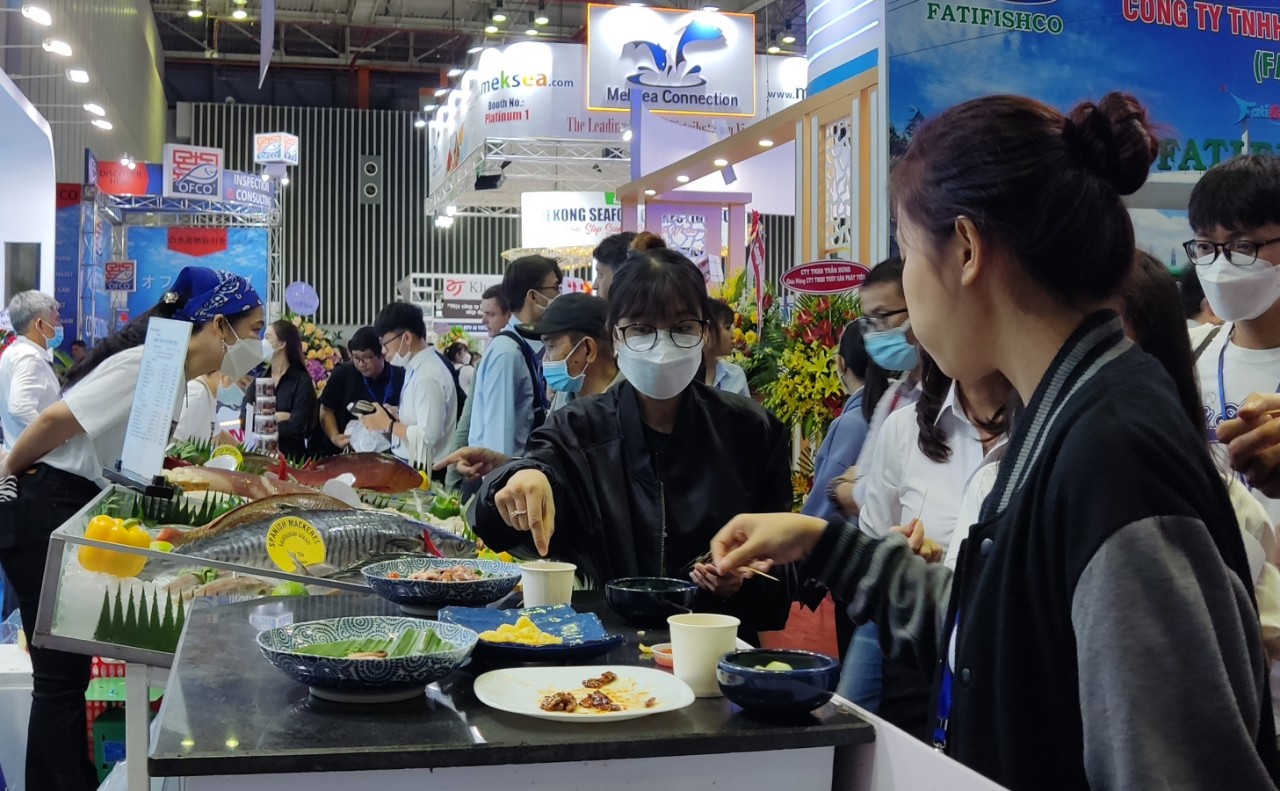 Xếp h&agrave;ng chờ thưởng thức hải sản tại hội chợ thủy sản lớn nhất Việt Nam - Ảnh 4.