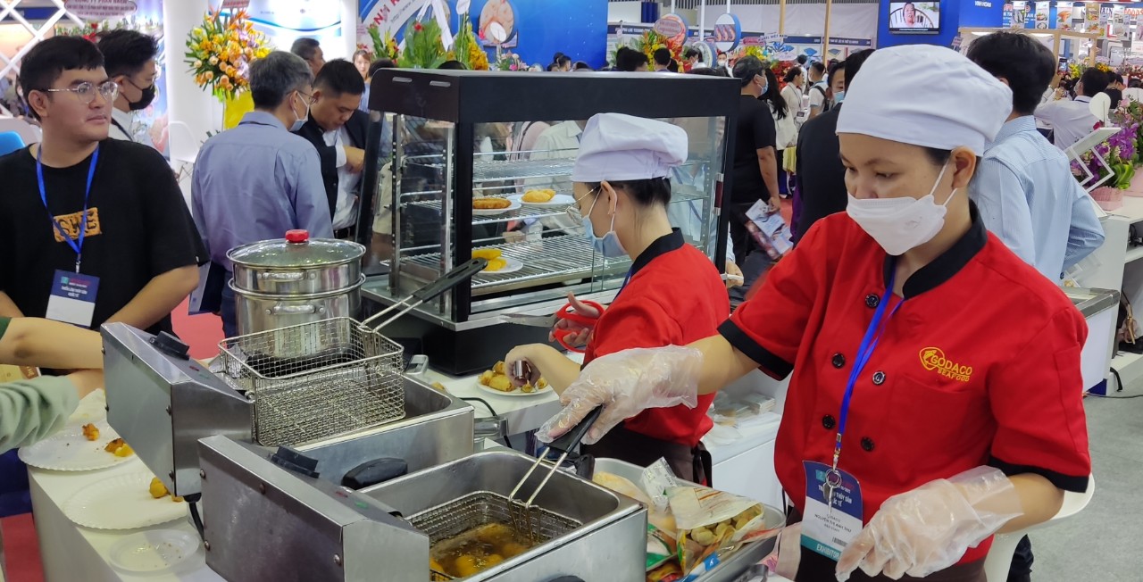 Xếp h&agrave;ng chờ thưởng thức hải sản tại hội chợ thủy sản lớn nhất Việt Nam - Ảnh 1.
