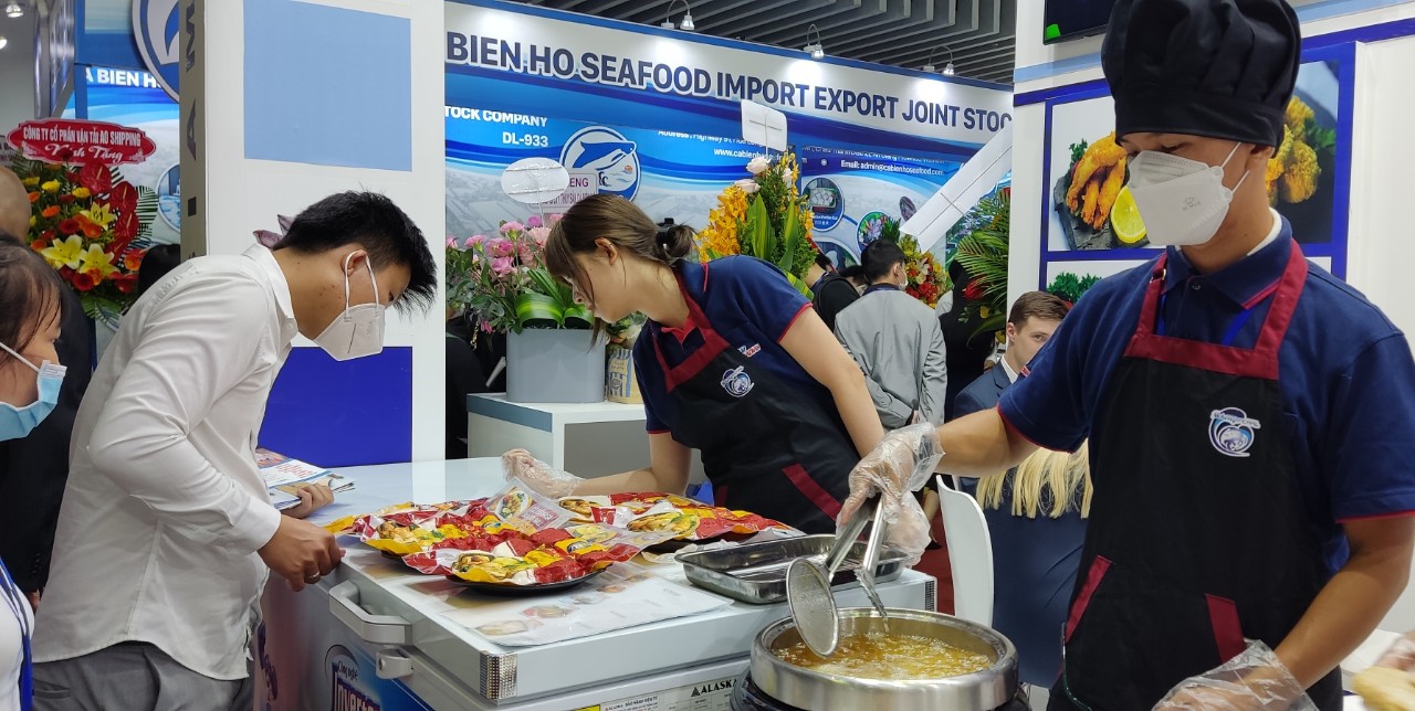 Xếp h&agrave;ng chờ thưởng thức hải sản tại hội chợ thủy sản lớn nhất Việt Nam - Ảnh 6.