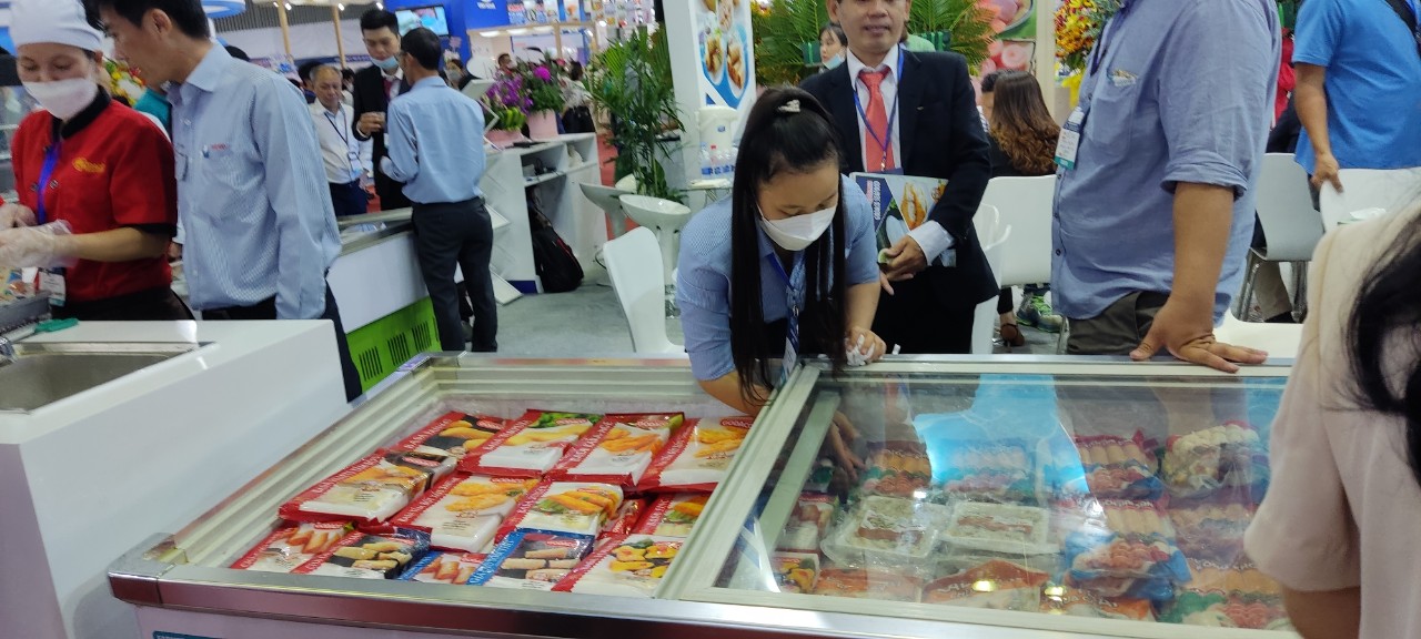 Xếp h&agrave;ng chờ thưởng thức hải sản tại hội chợ thủy sản lớn nhất Việt Nam - Ảnh 2.