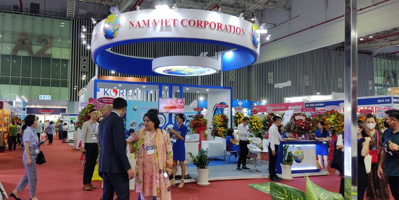 Xếp h&agrave;ng chờ thưởng thức hải sản tại hội chợ thủy sản lớn nhất Việt Nam - Ảnh 5.