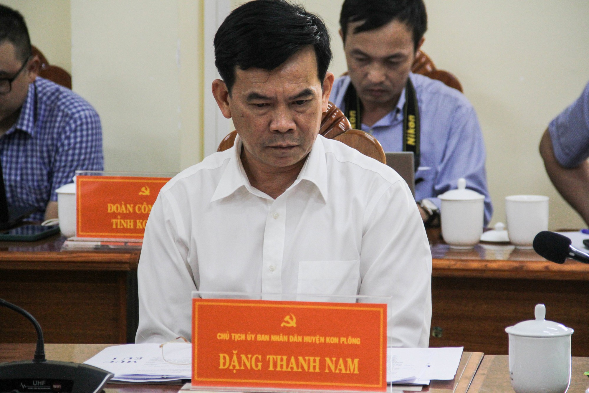 Chủ tịch tỉnh Kon Tum k&yacute; quyết định c&aacute;ch chức 1 chủ tịch huyện  - Ảnh 1.