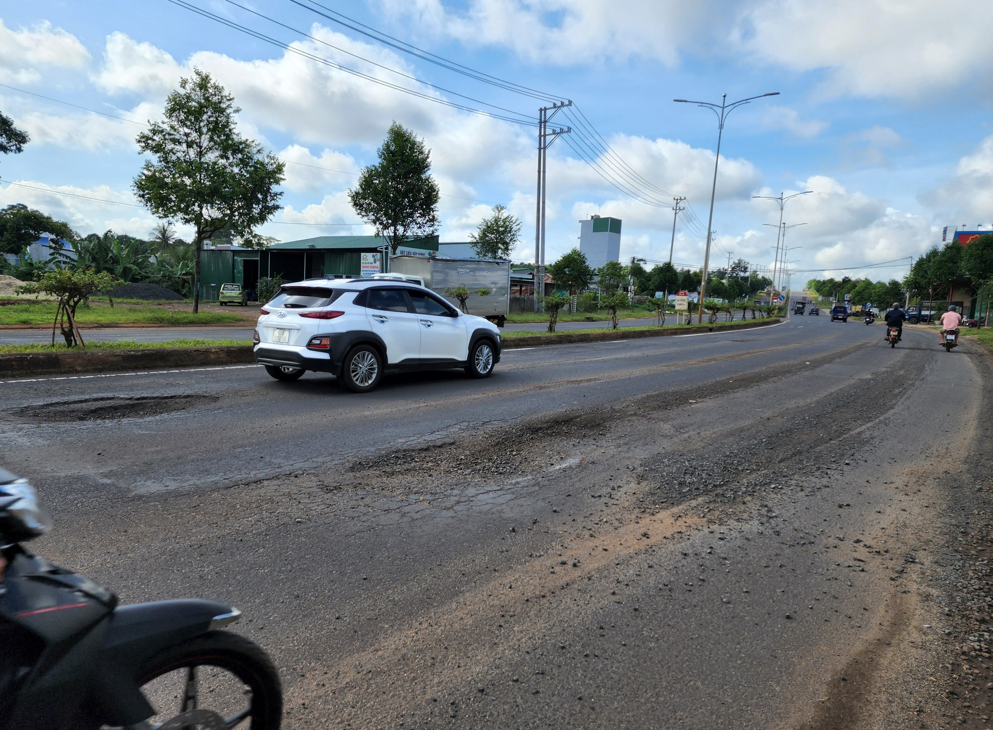 Chỉ đạo khẩn vụ đường gần 700 tỉ đồng, thông xe 3 năm đã "nát như tương"