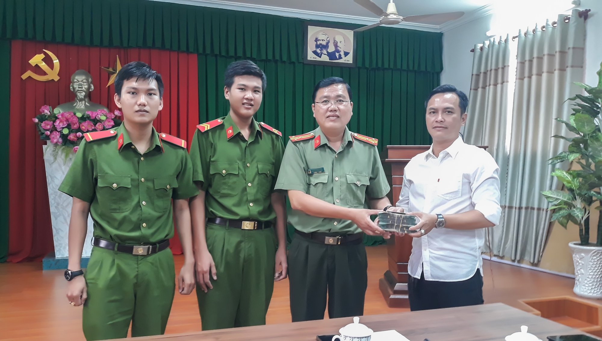 Nhặt được 350 triệu đồng, 2 chiến sĩ nghĩa vụ trả lại cho người đ&aacute;nh rơi - Ảnh 1.