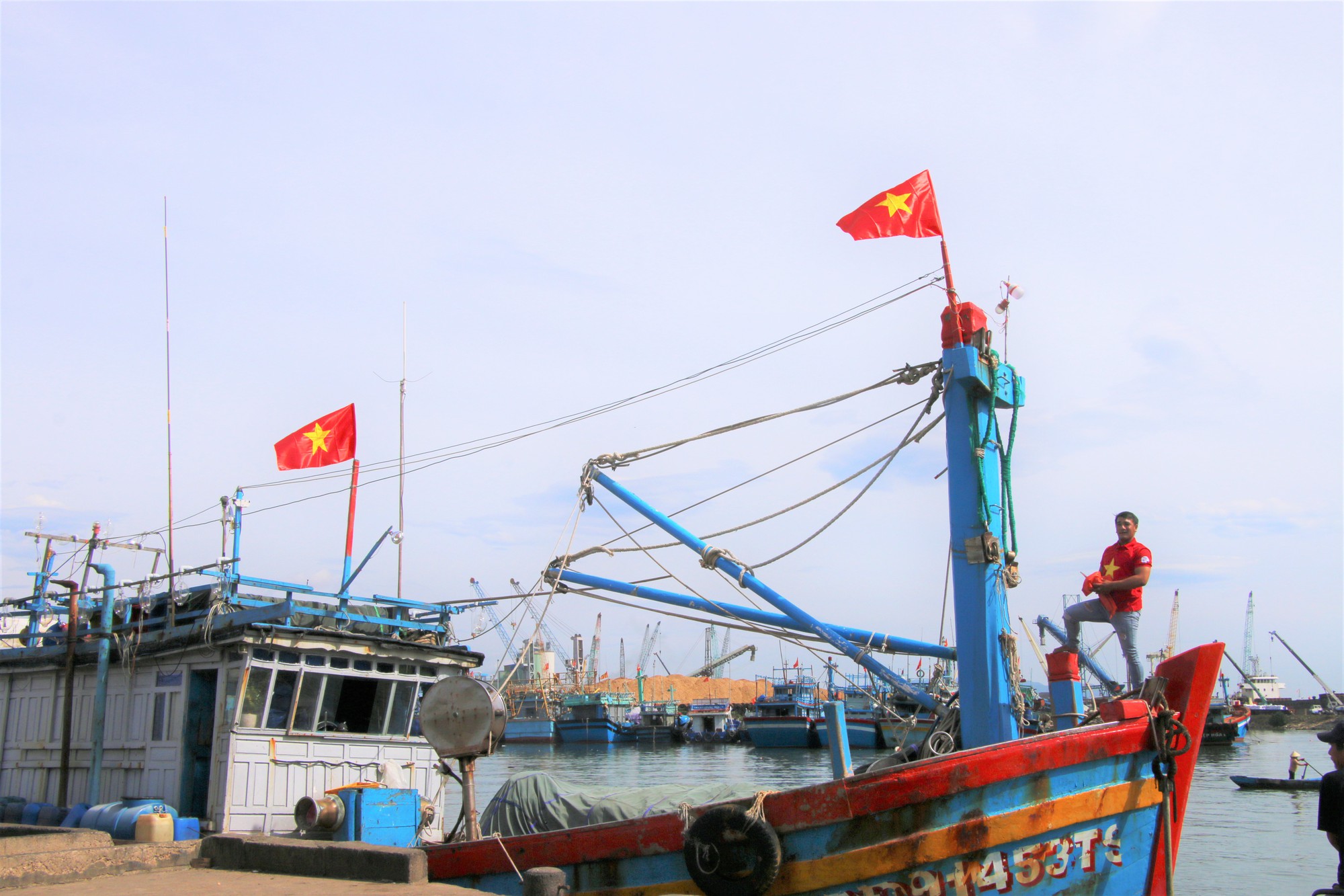 Ngư d&acirc;n B&igrave;nh Định x&uacute;c động đ&oacute;n nhận cờ Tổ quốc - Ảnh 10.